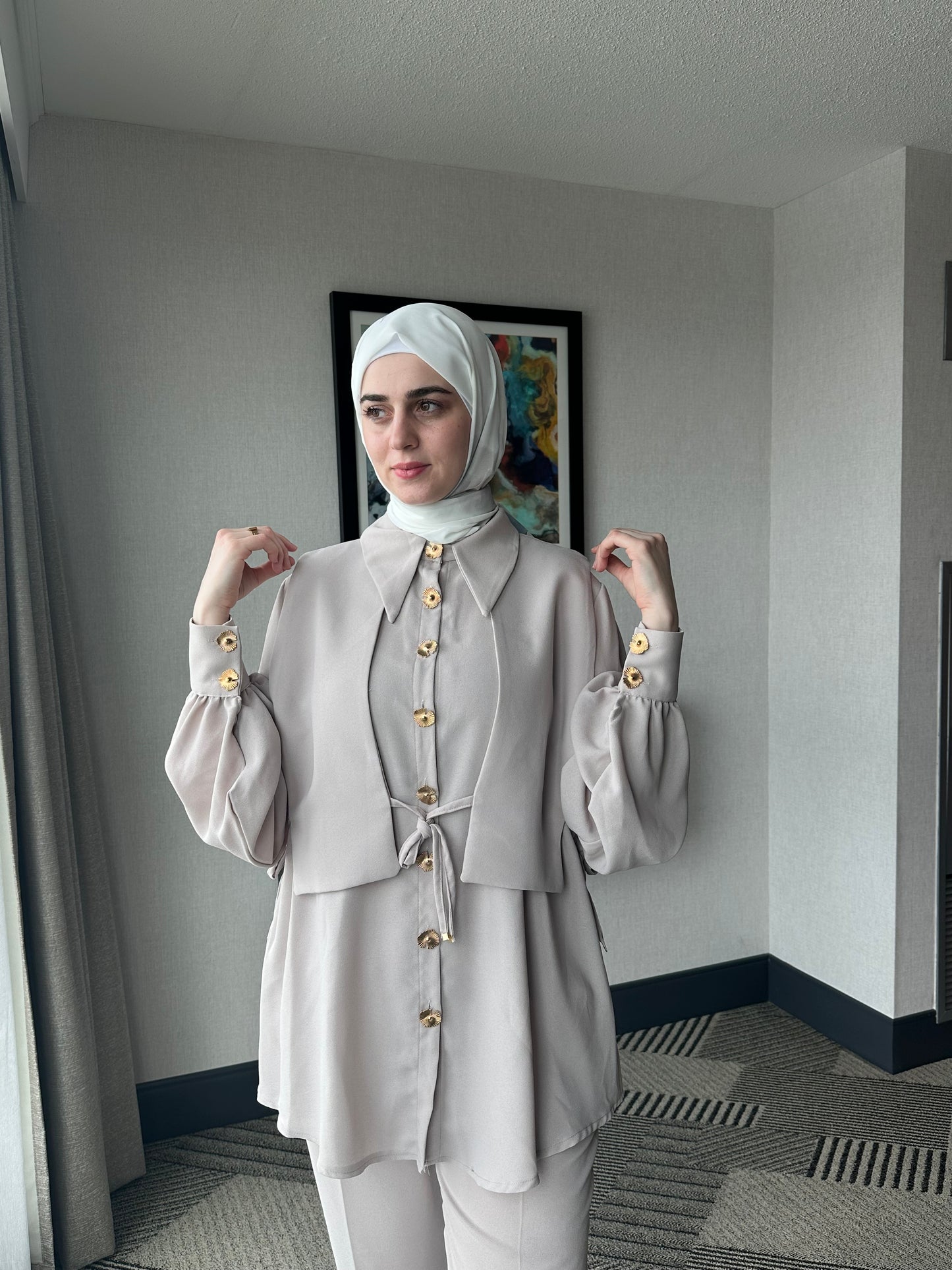 Elegant Beige Co-Ord Set with Vest and Button-Up Shirt طقم أنيق مكون من قطعتين بلون بيج مع فيست وقميص بأزرار وردية (ما بخايل)