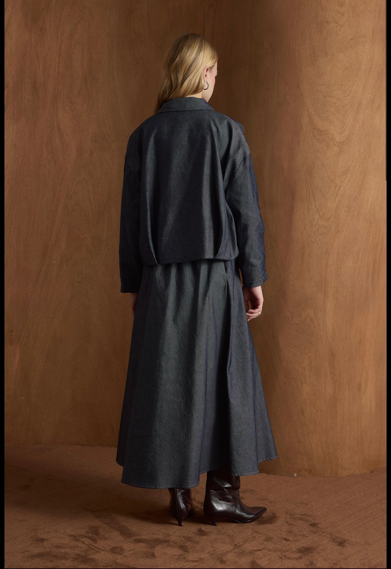 طقم جينز عصري مكوّن من ٣ قطع (تنّورة، جاكيت، وحزام) – Modern Denim Set (Skirt, Jacket & Belt) Padded
