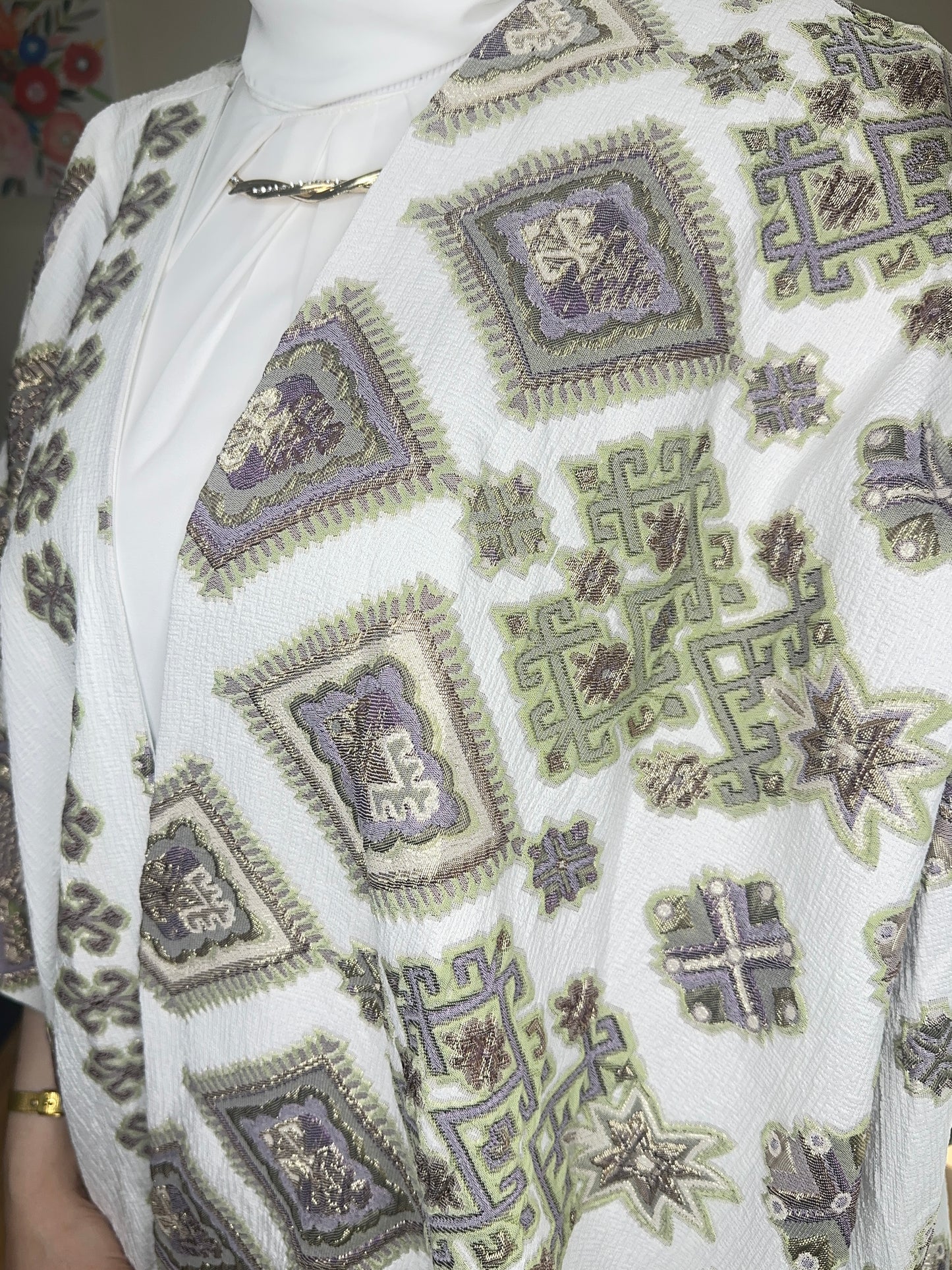 Heritage Mosaic | الفسيفساء التراثية
بشت بكم قصير وانسيابية التفتة