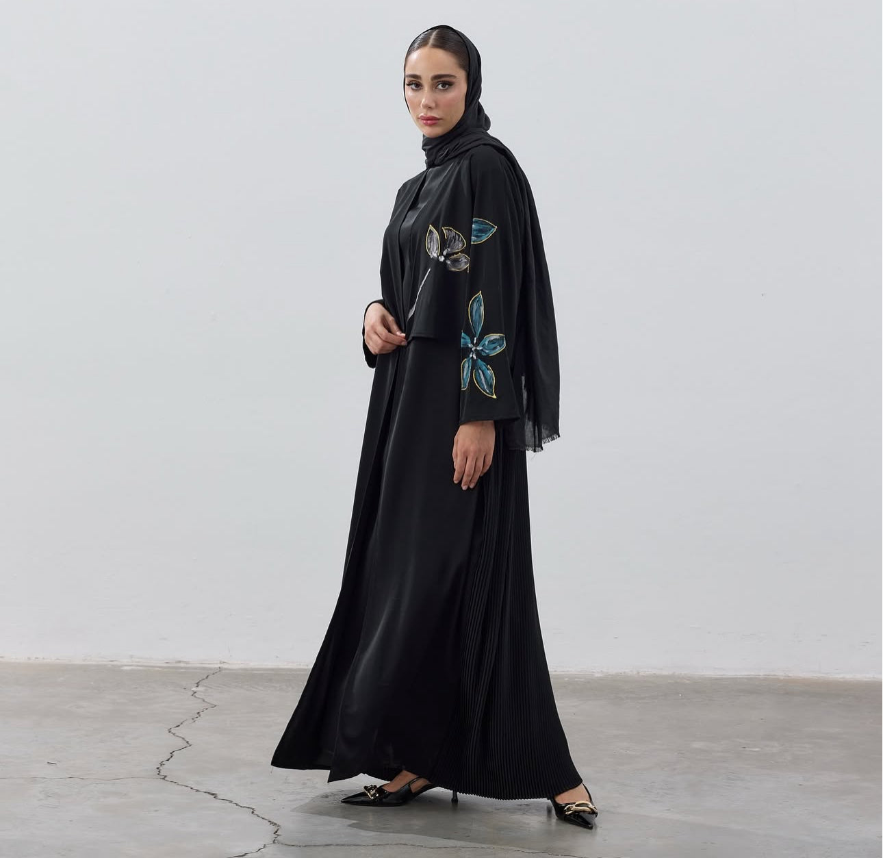 Hand-Painted Floral Abaya with Cropped Cape عباية مزينة برسومات يدوية للأزهار مع كاب قصير