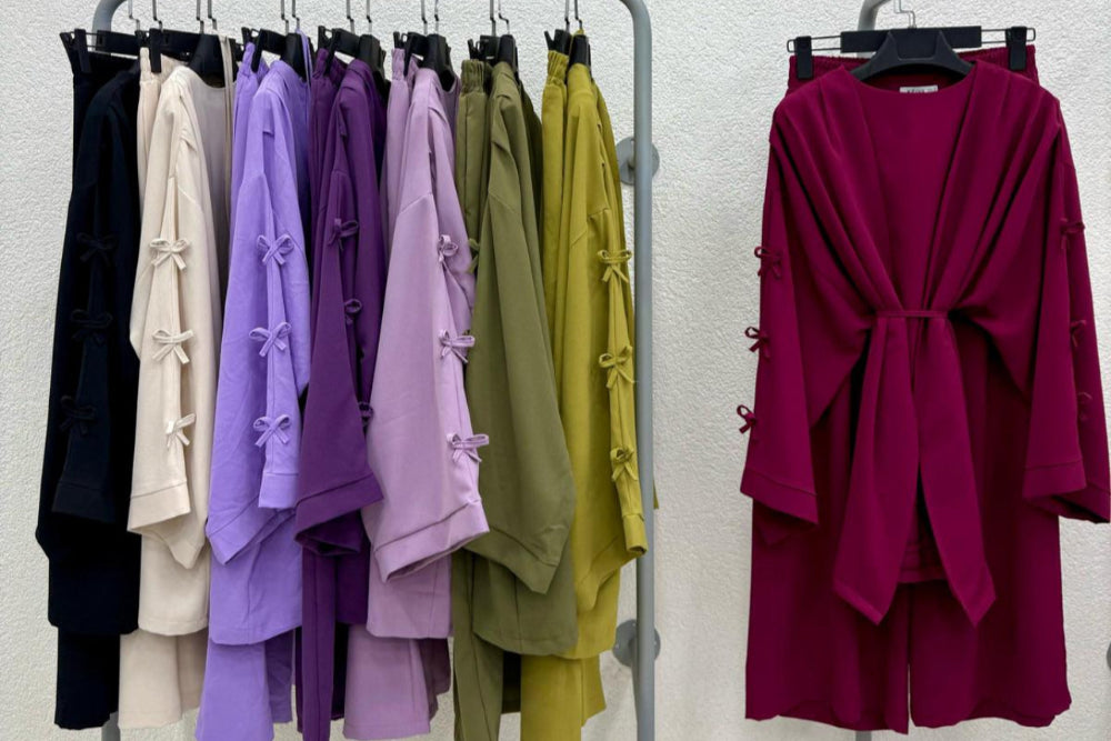 أناقة الفيونكات: طقم ثلاثي القطع بتصميم عصري”
Bow Elegance: Trendy 3-Piece Set (7 colours)