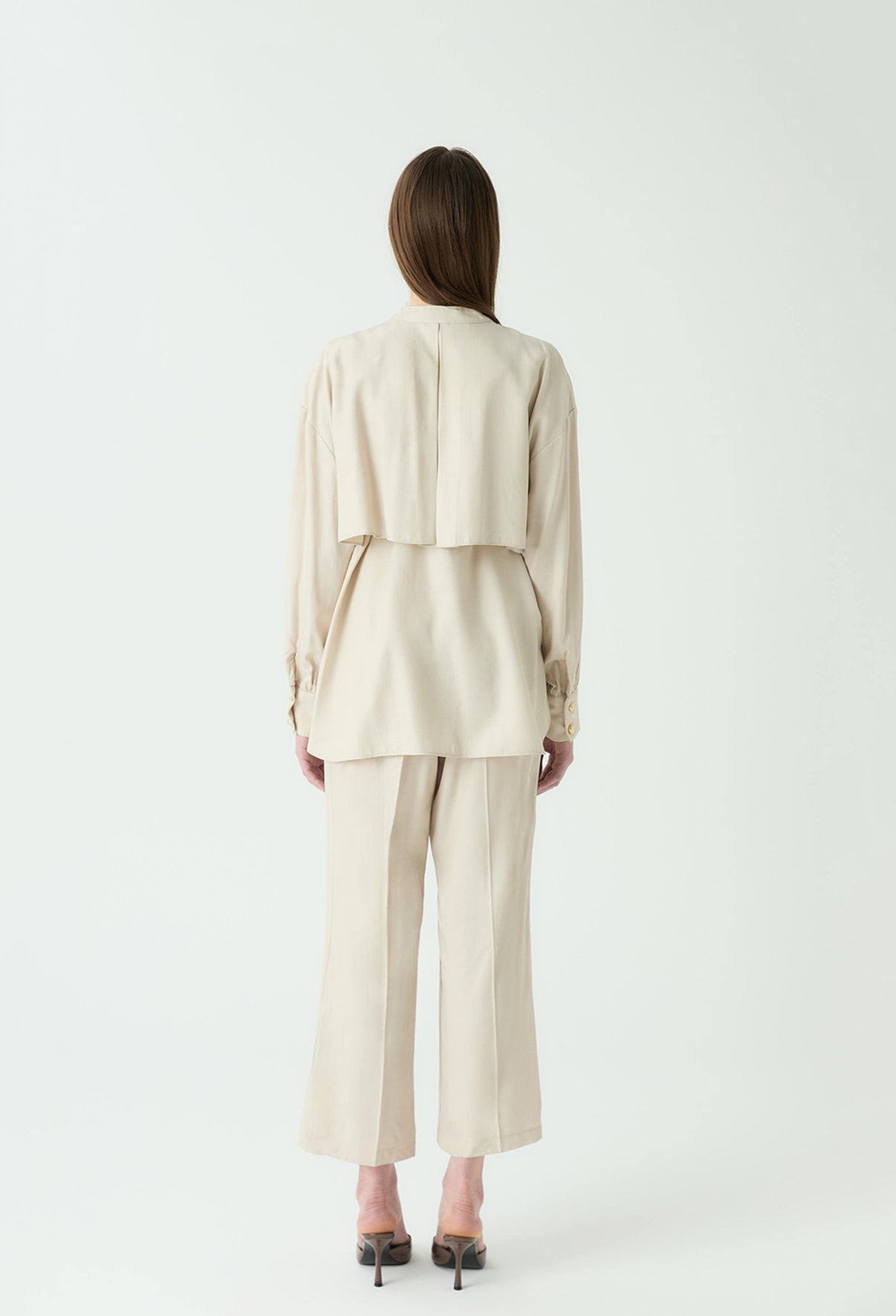 طقم مريح رسمي بلون بيج بلمسة عصرية وأزرار ذهبية| beige set with a modern touch and elegant gold buttons