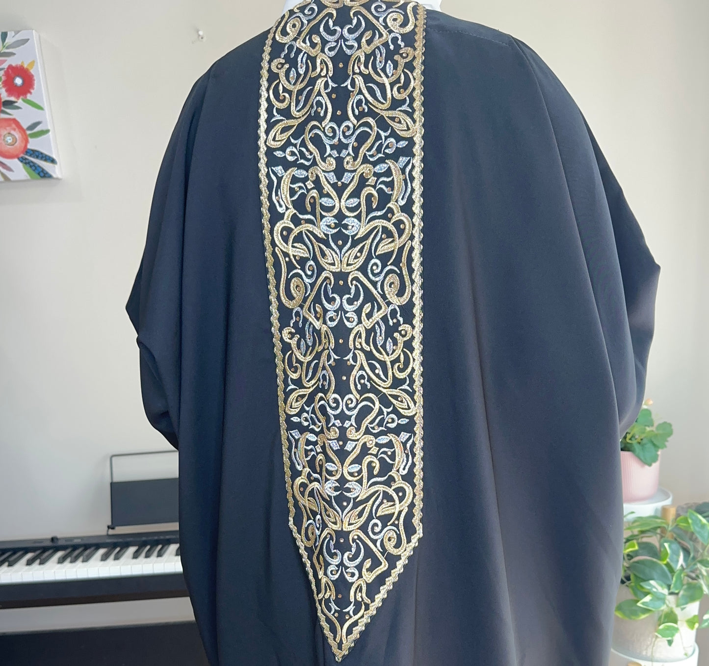 عباءة العيد ، بالخطوط والأحرف العربية (نصف خط) بكل حب وفخر✨ (٨ ألوان)