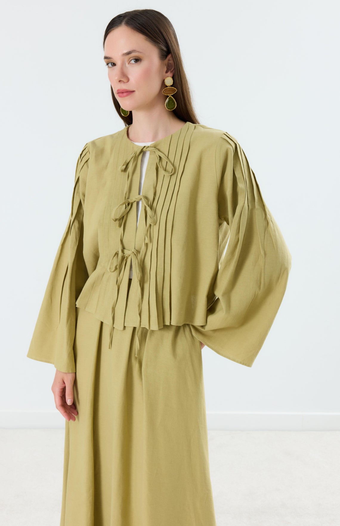 طقم زيتوني بربطات أمامية وأكمام واسعة – Olive Tie-Front Set with Wide Sleeves (Light Linen)