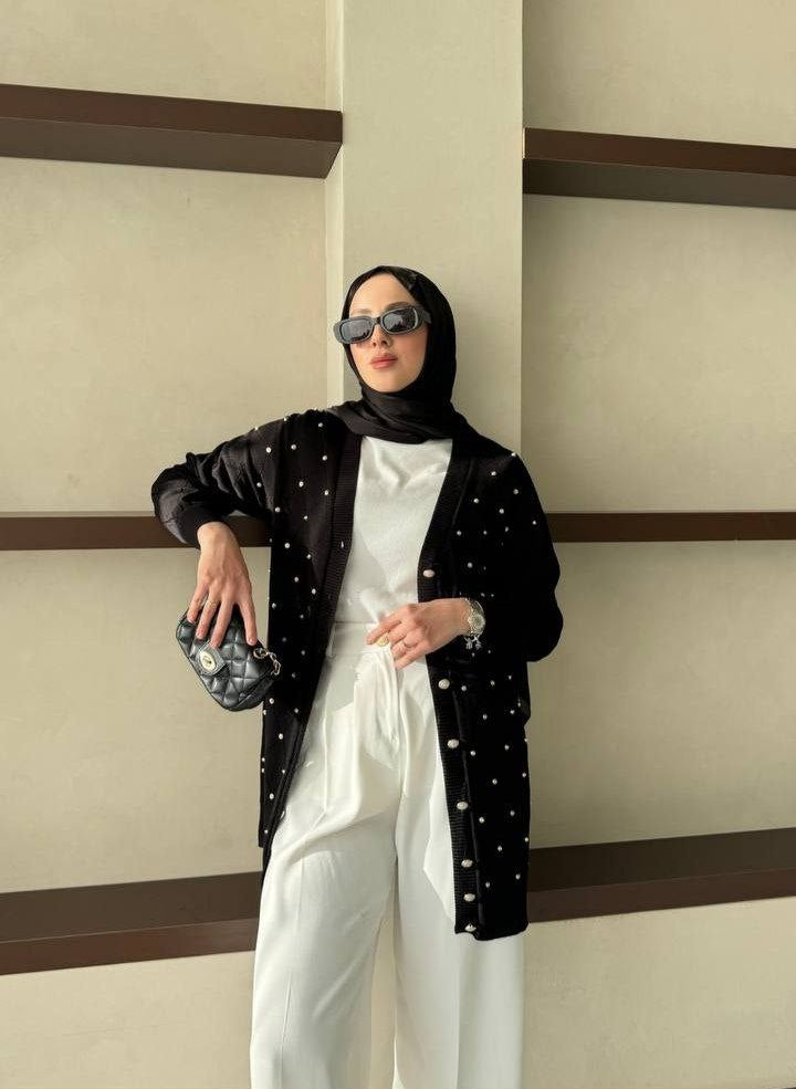 Elegant cardigan with a refined touch