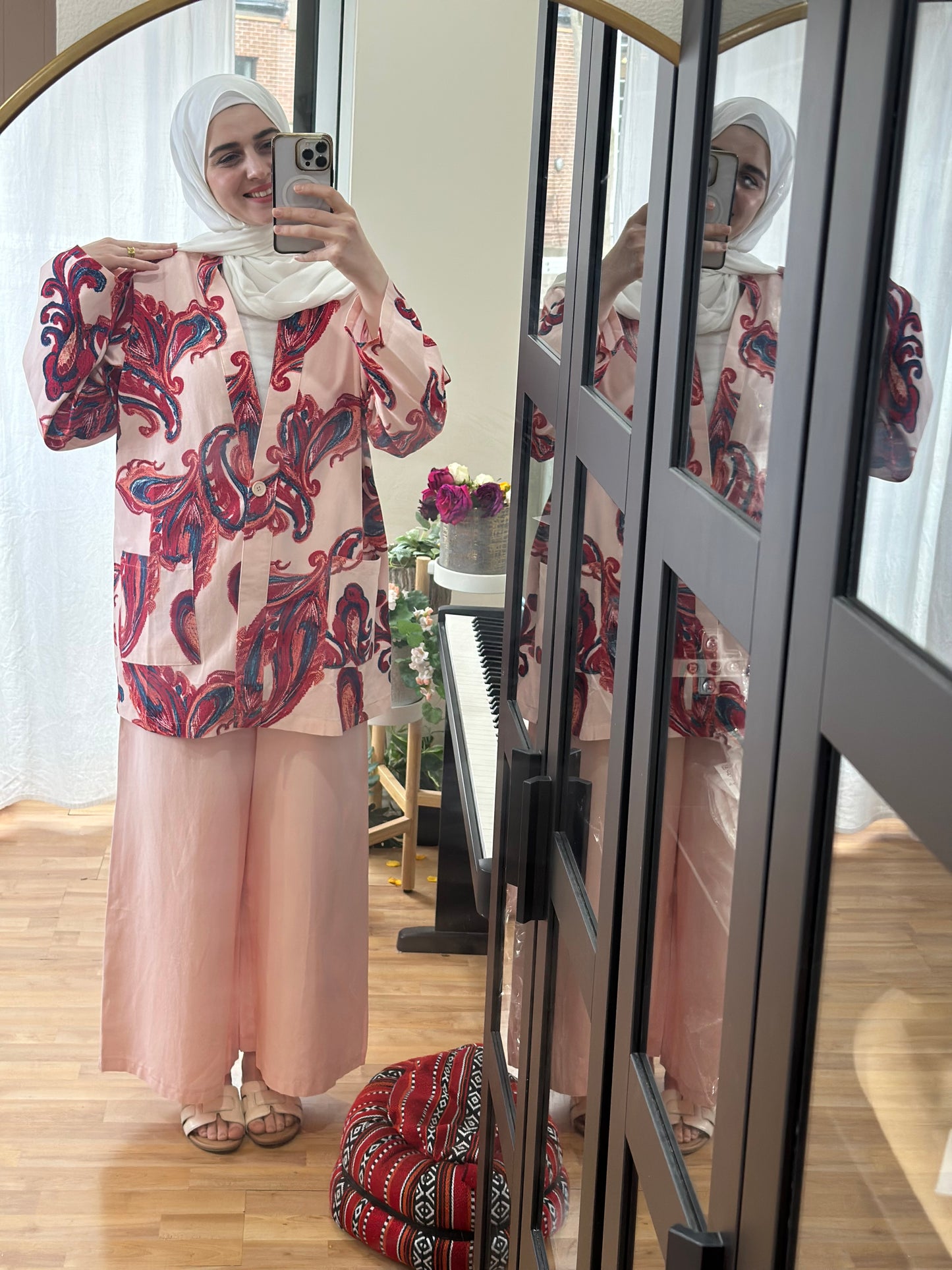 Floral Breeze - نسمة الزهور
A Two-Piece Kimono Set Full of Life - طقم كيمونو قطعتين كله حياة! (oversized)