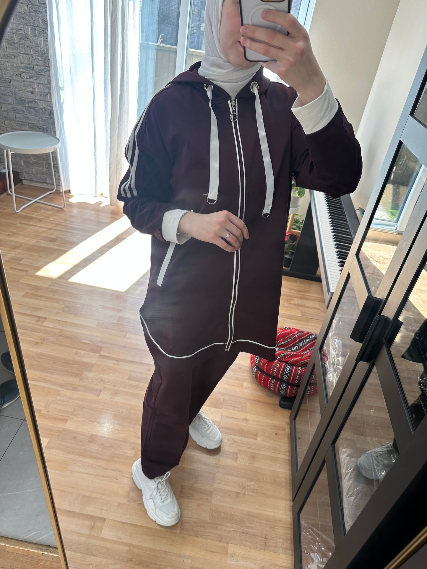 طقم رياضي كاجوال بلون خمري
Casual Women’s Sportswear Set in Maroon