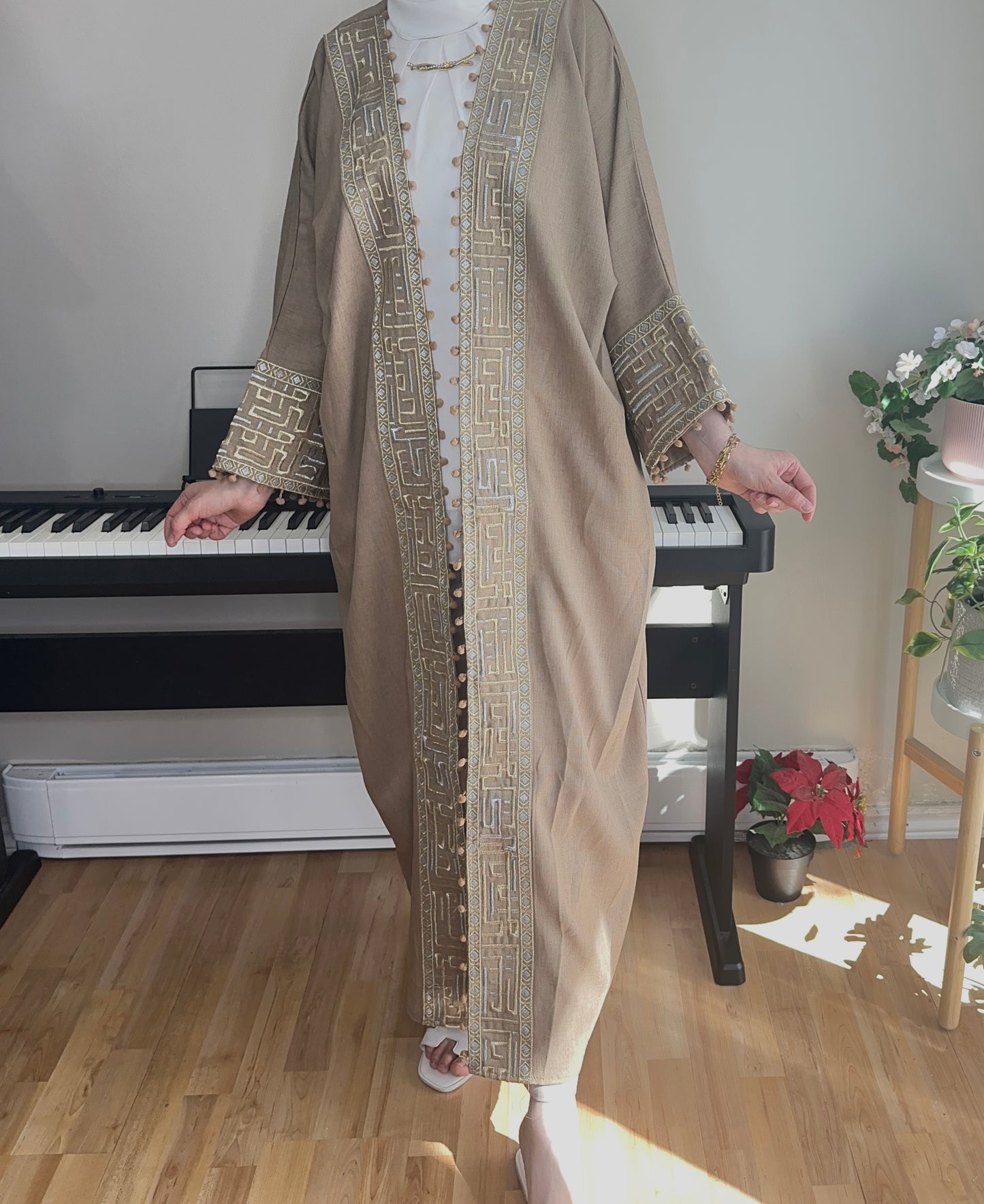 Golden Script Abaya | عباءة النقش الذهبي