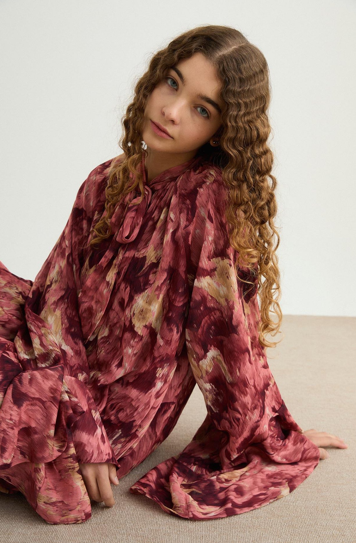 فستان مبطن بطبعات زهرية بألوان دافئة
Elegance in Softness: Floral Printed Dress in Warm Tones