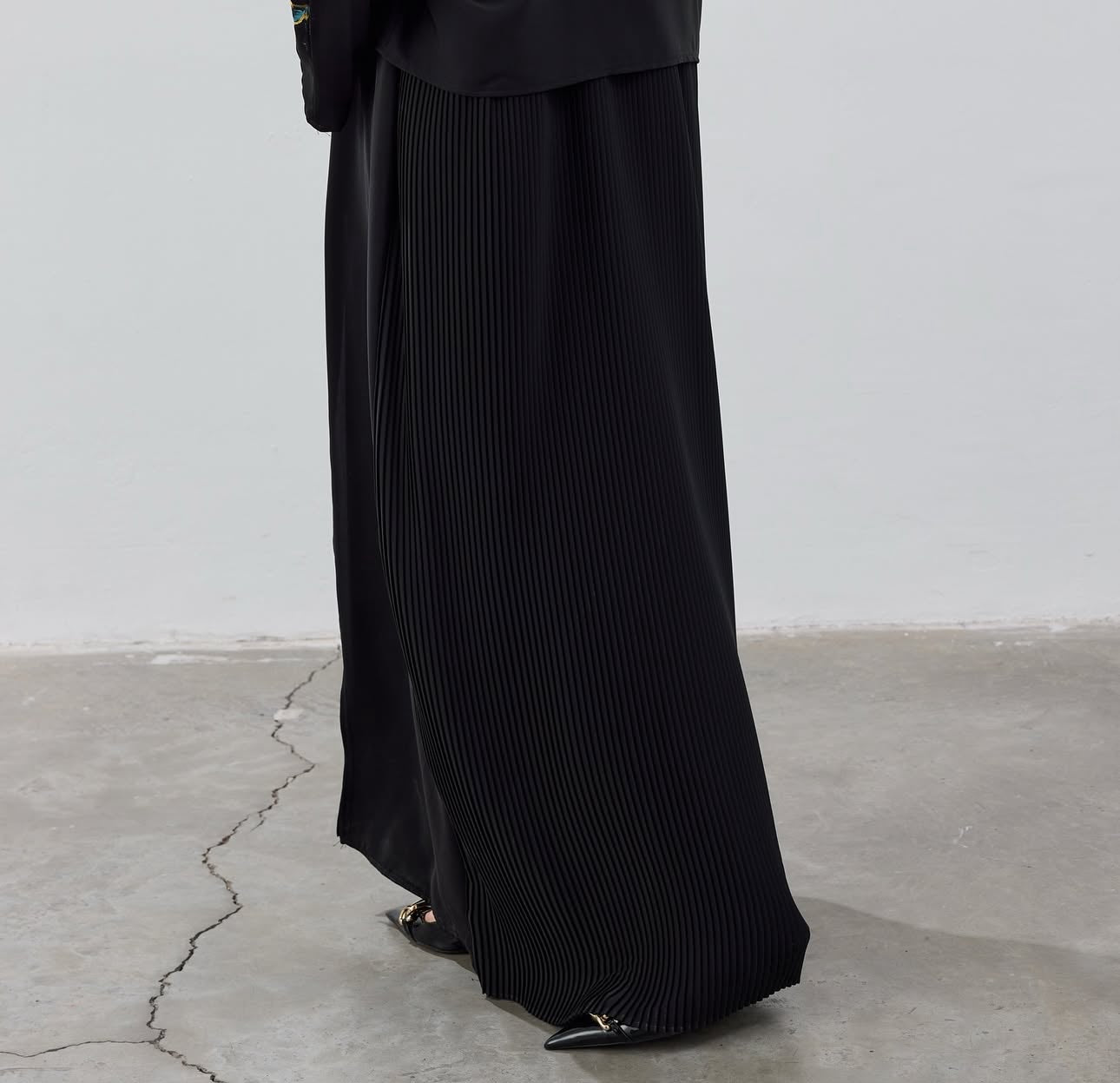 Hand-Painted Floral Abaya with Cropped Cape عباية مزينة برسومات يدوية للأزهار مع كاب قصير