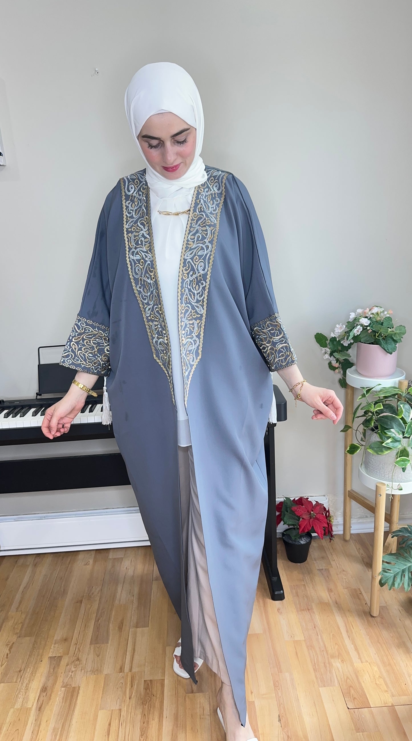 عباءة العيد ، بالخطوط والأحرف العربية (نصف خط) بكل حب وفخر✨ (٨ ألوان)