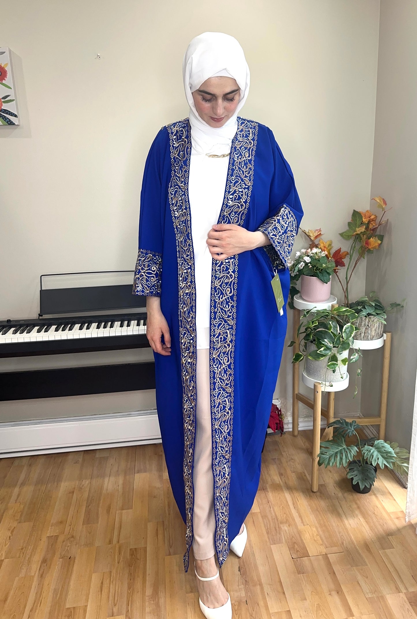 عباءة العيد ، بالخطوط والأحرف العربية (خط كامل) بكل حب وفخر✨ (٨ ألوان)
