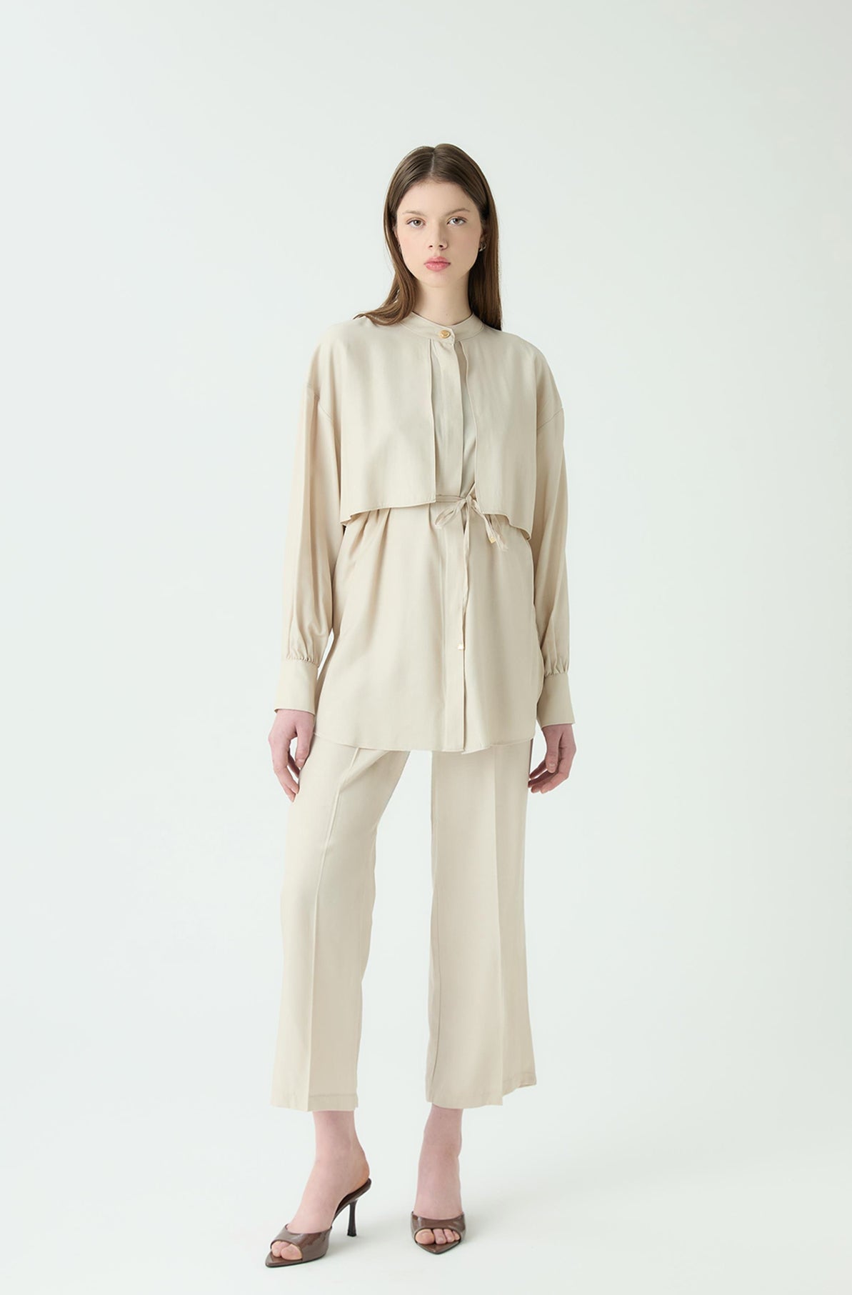 طقم مريح رسمي بلون بيج بلمسة عصرية وأزرار ذهبية| beige set with a modern touch and elegant gold buttons