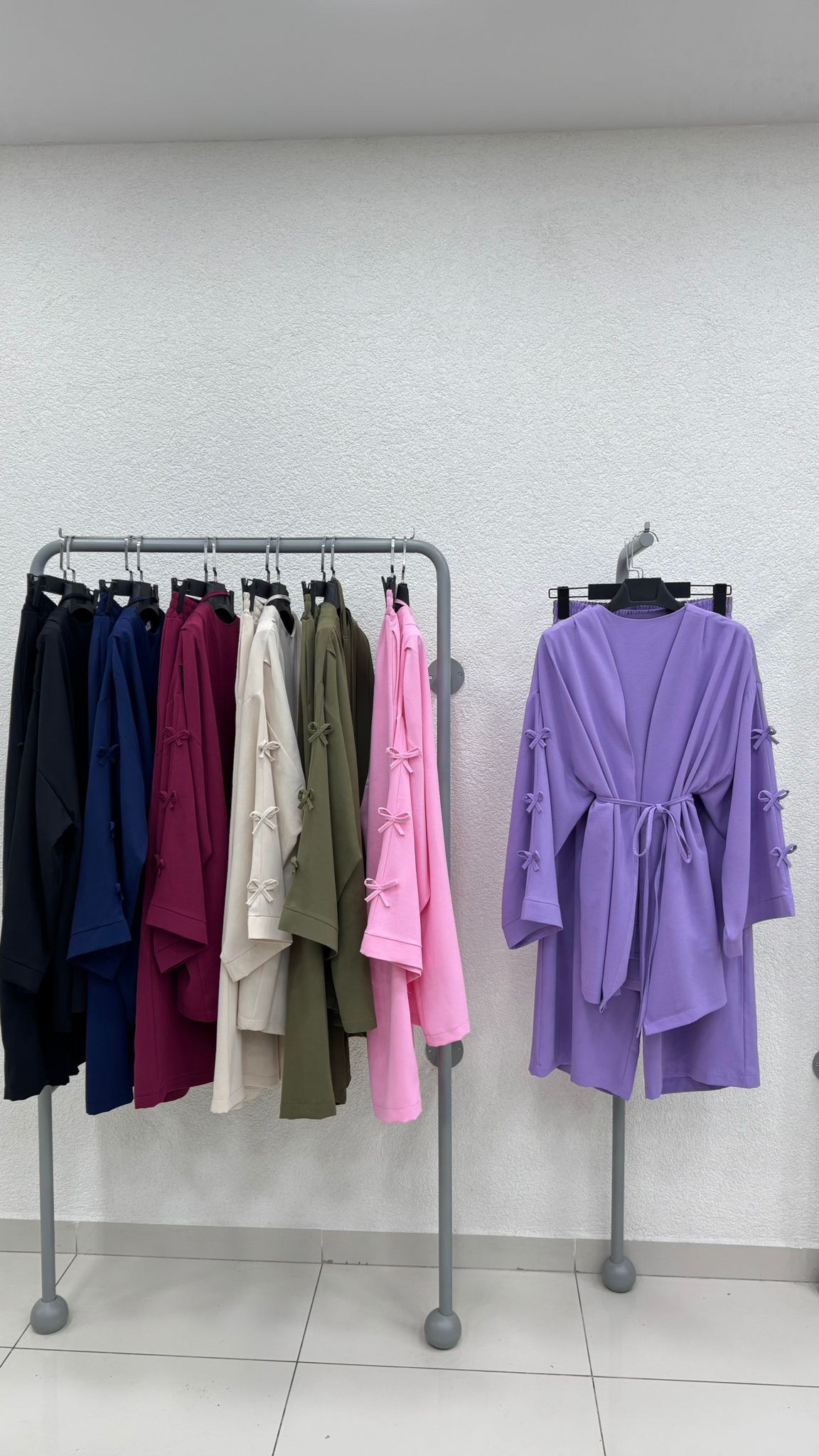 أناقة الفيونكات: طقم ثلاثي القطع بتصميم عصري”
Bow Elegance: Trendy 3-Piece Set (7 colours)