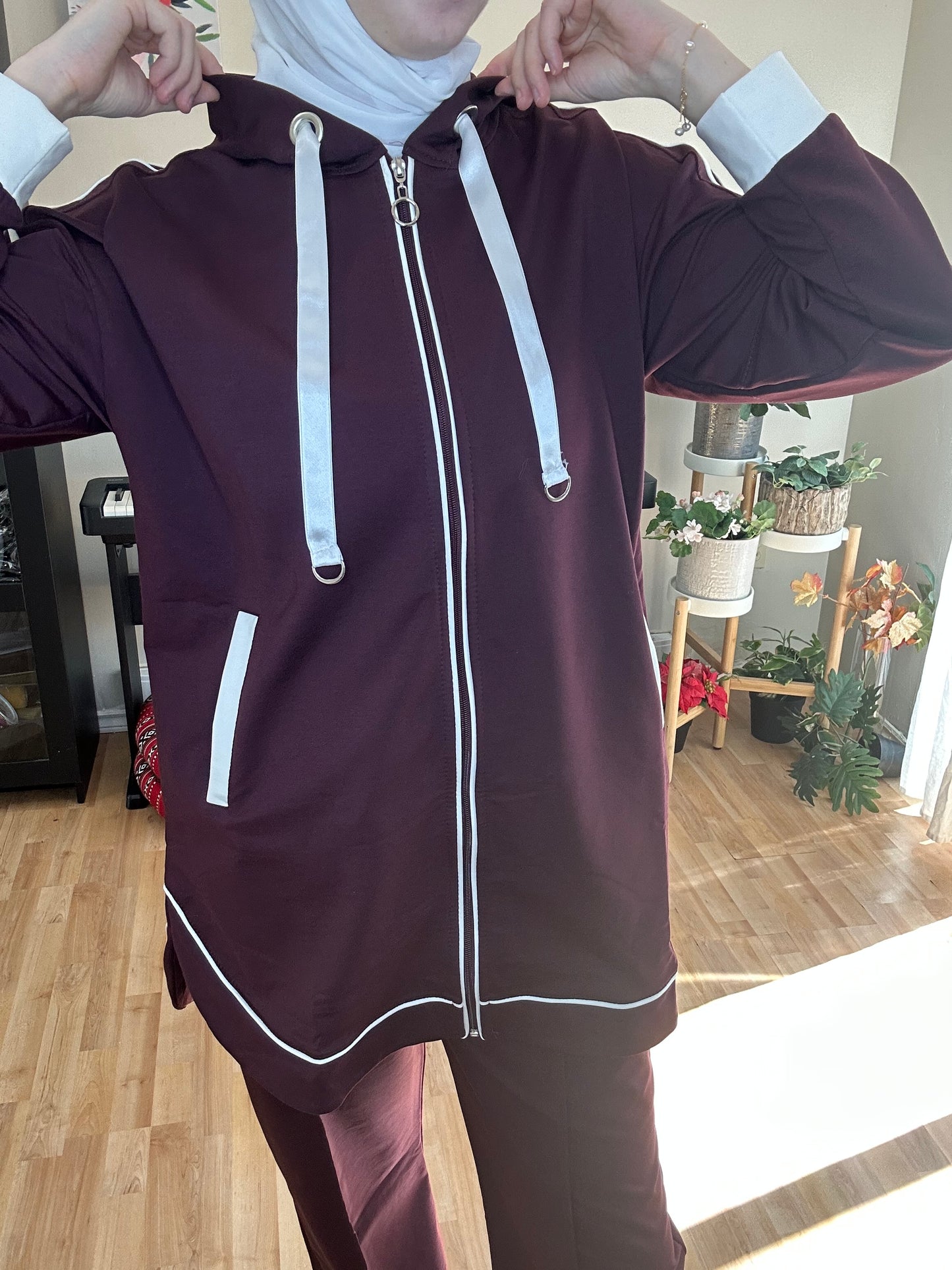 طقم رياضي كاجوال بلون خمري
Casual Women’s Sportswear Set in Maroon