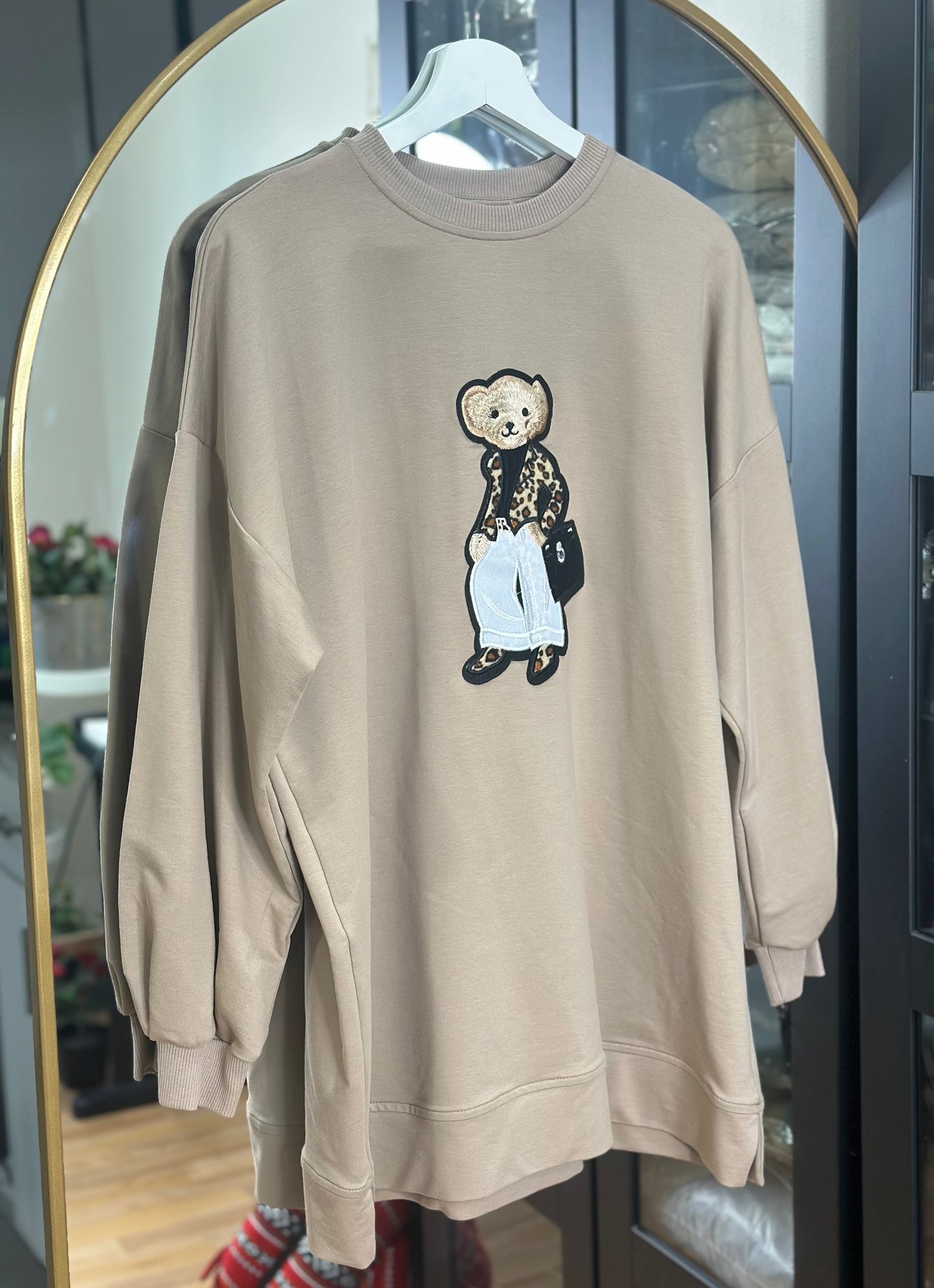 سويت شيرت أنيق بتصميم دب عصري Stylish Sweatshirt with Trendy Bear Design (4 colours)