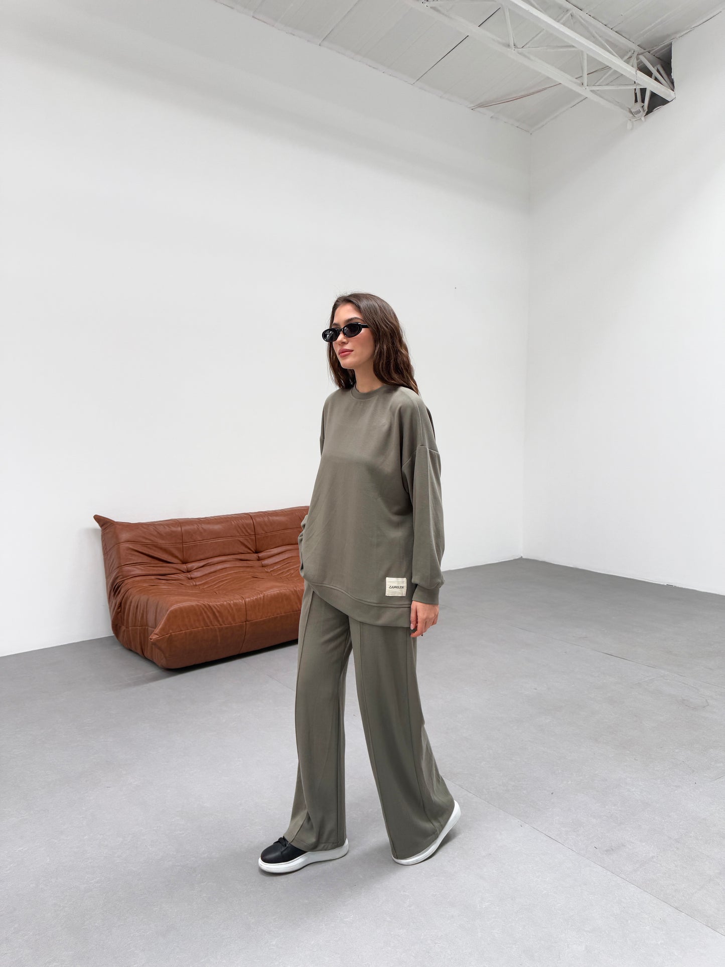 إطلالة أنيقة بكاجوال مريح | Chic and Comfortable Casual Look (1 colour)