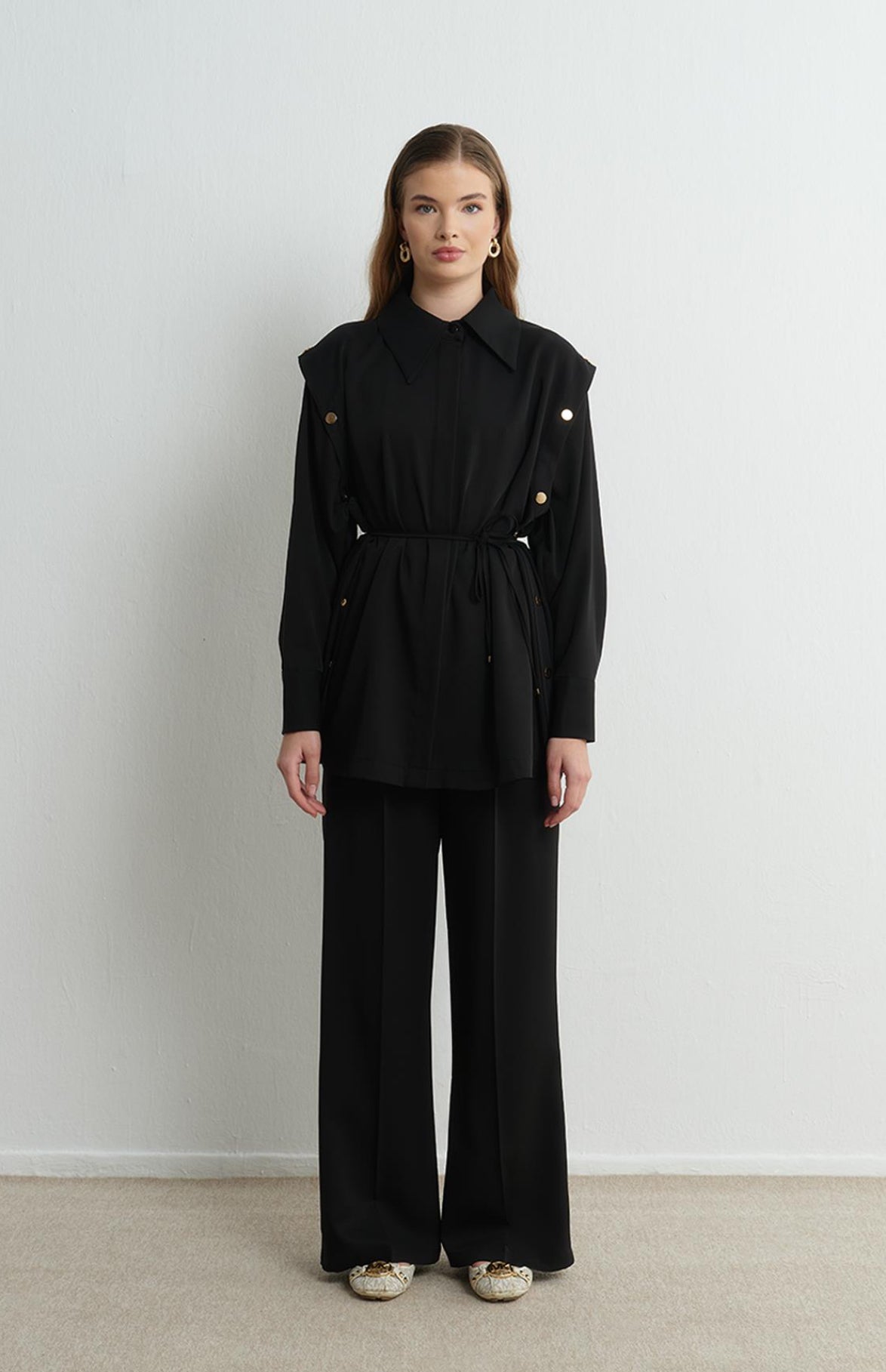 Elegant Black Co-Ord Set with Buttoned Vest and Belted Shirt طقم أنيق مكون من قطعتين باللون الأسود مع فيست بأزرار وقميص بحزام اختياري