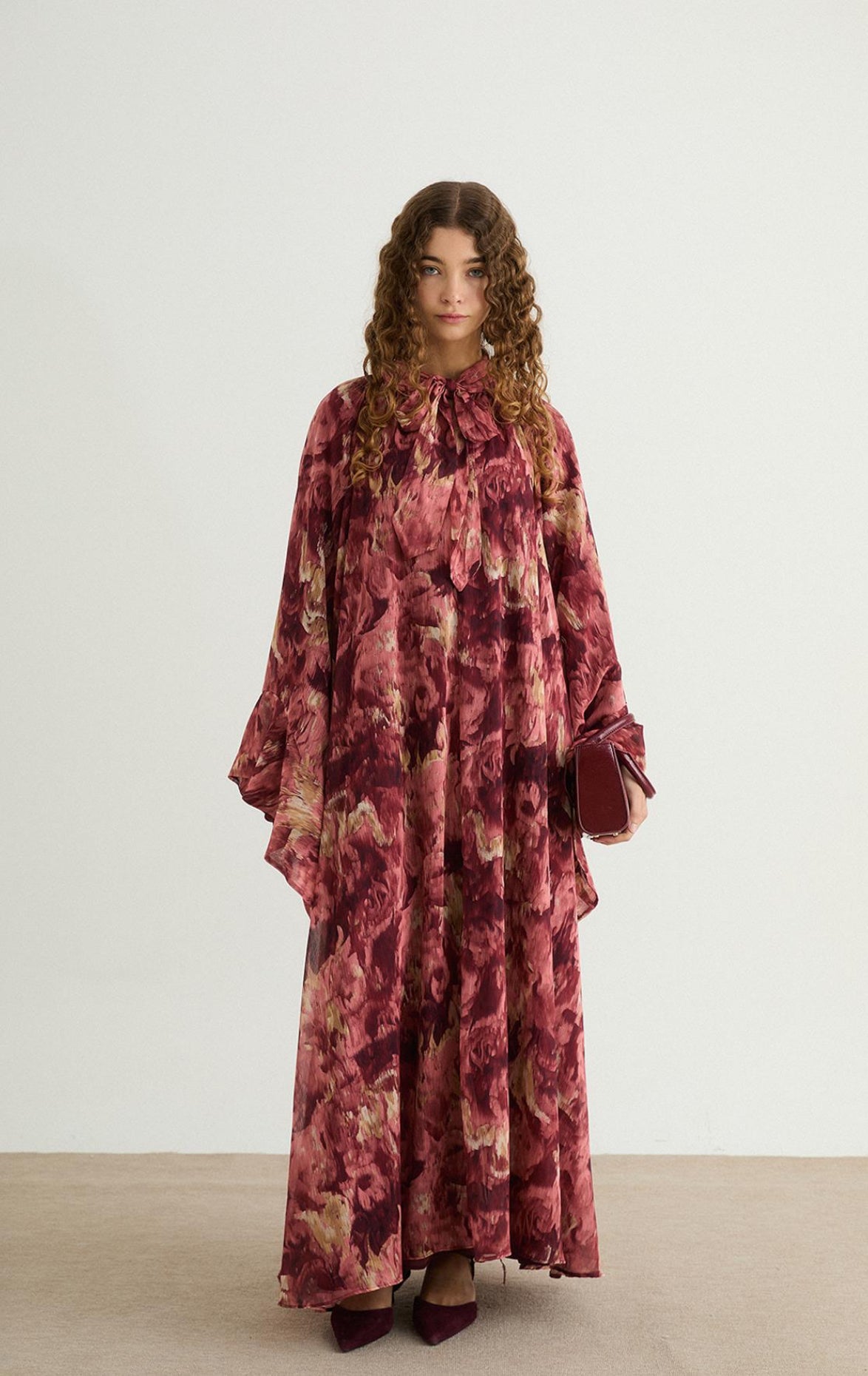 فستان مبطن بطبعات زهرية بألوان دافئة
Elegance in Softness: Floral Printed Dress in Warm Tones