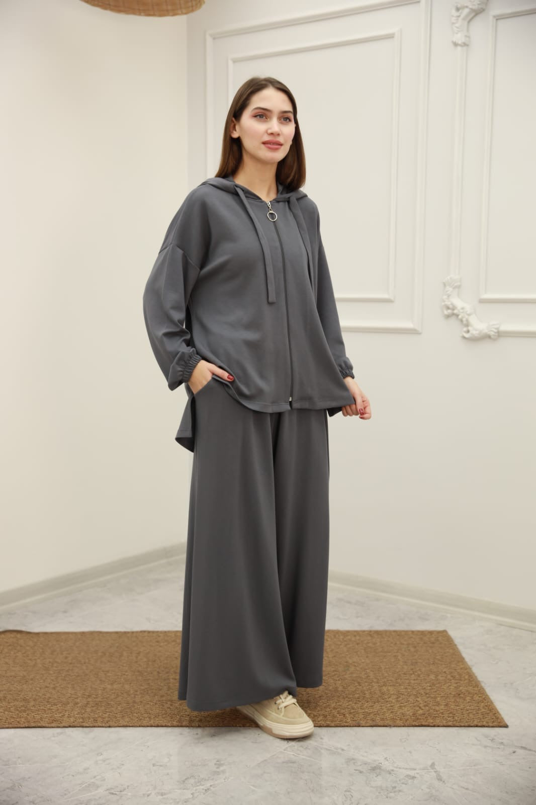 طقم رياضي قطني واسع مكون من قطعتين – هودي بسحاب وبنطال واسع مريح
Loose-Fit Cotton Two-Piece Set – Zipper Hoodie and Wide-Leg Pants