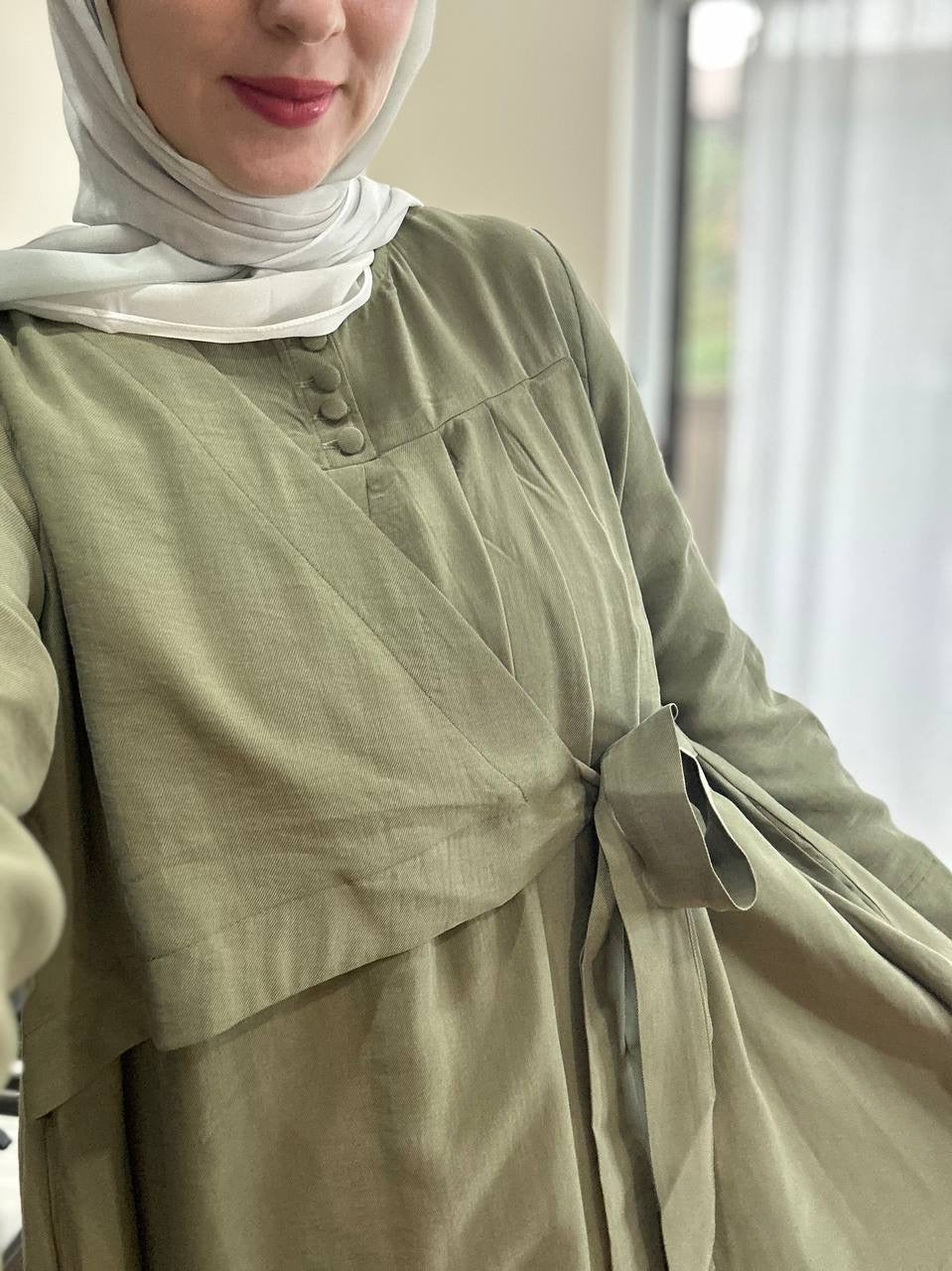 Tied Elegance – فستان بربطة جانبية أنيقة طويل شرعي