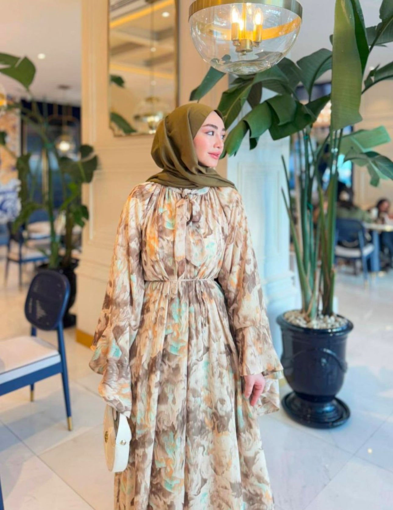 فستان مبطن بطبعات وردية بألوان دافئة
Elegance in Softness: Floral Printed Dress in Warm Tones