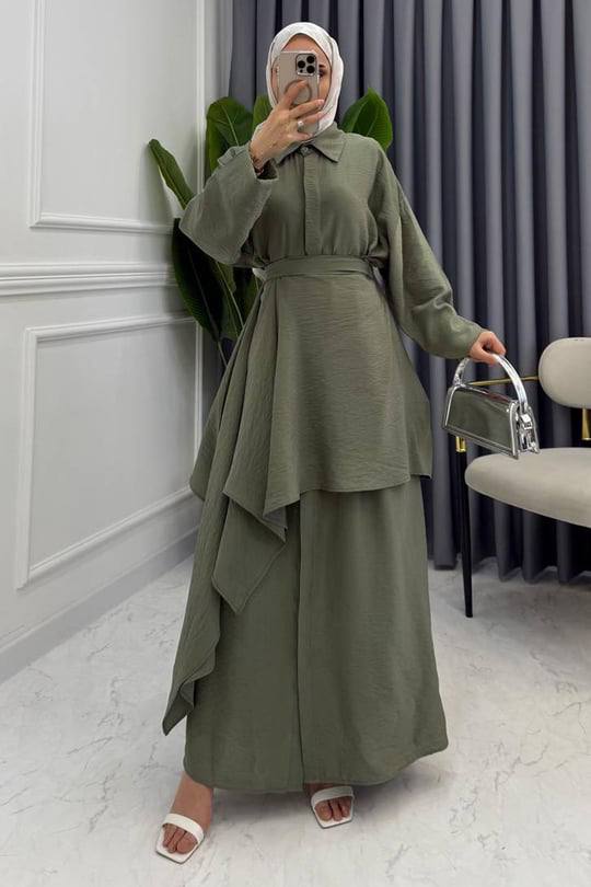(2 colours)
Two-piece dress in premium Aerobin fabric. فستان قطعتين فخم بقماش إيروبين أنيق