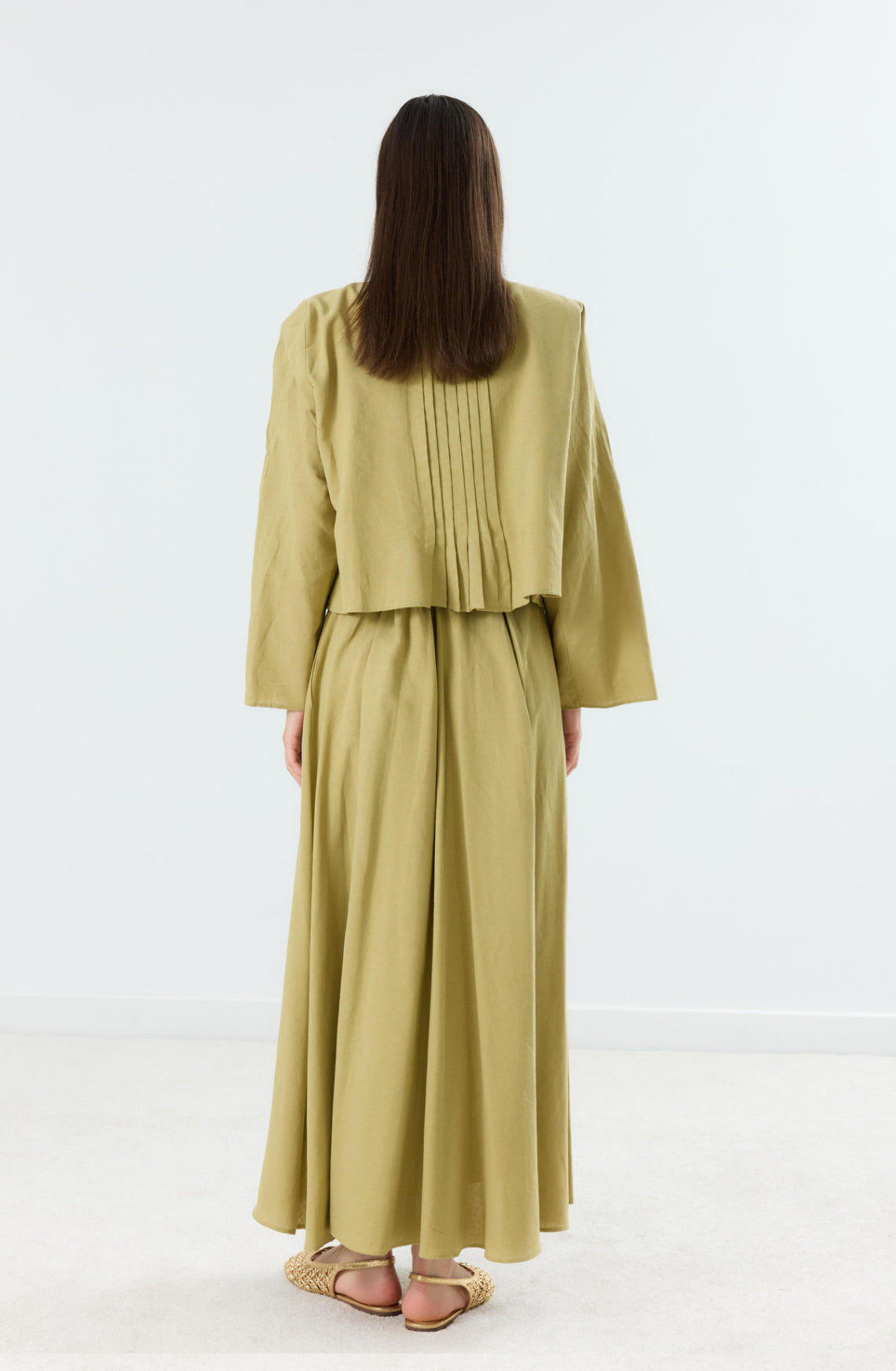 طقم زيتوني بربطات أمامية وأكمام واسعة – Olive Tie-Front Set with Wide Sleeves (Light Linen)