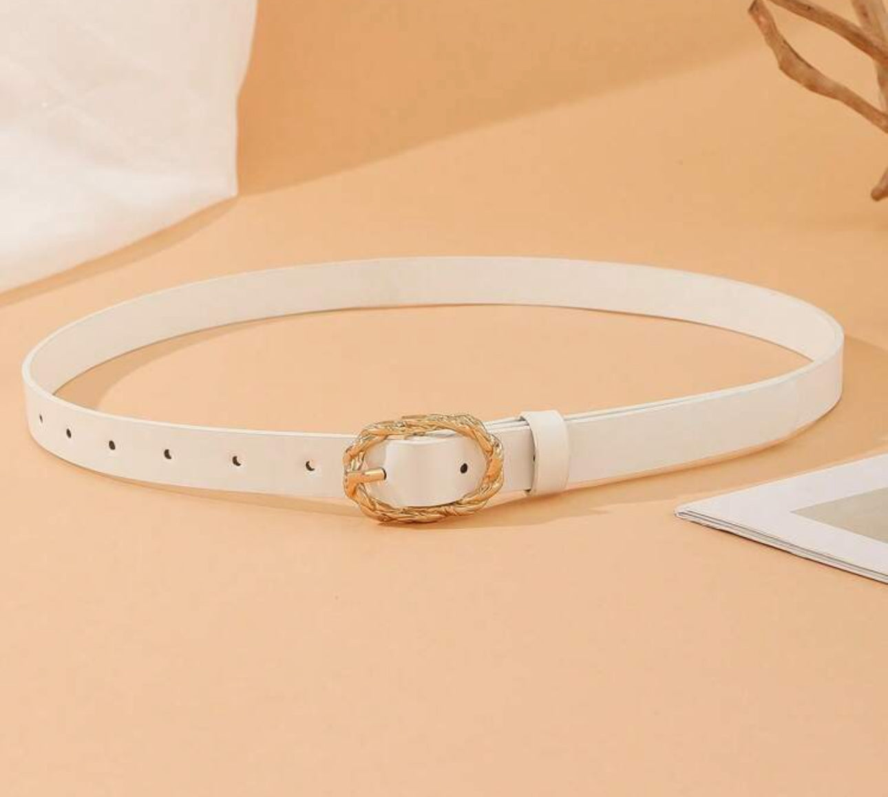 Elegant White Leather Belt with Gold Textured Buckle – Classic and Stylish