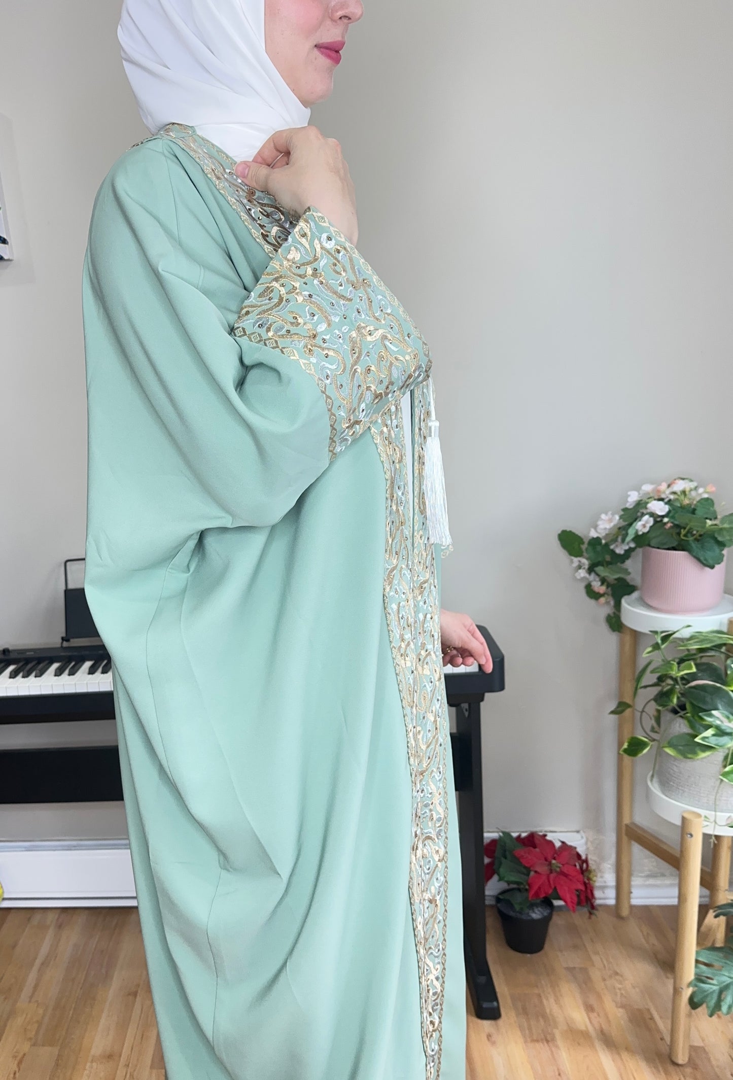 عباءة العيد ، بالخطوط والأحرف العربية (خط كامل) بكل حب وفخر✨ (٨ ألوان)