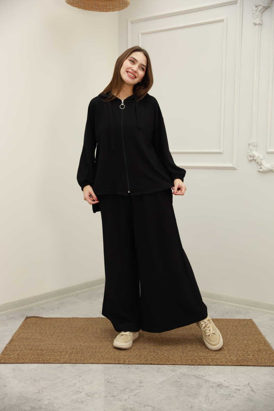 طقم رياضي قطني واسع مكون من قطعتين – هودي بسحاب وبنطال واسع مريح
Loose-Fit Cotton Two-Piece Set – Zipper Hoodie and Wide-Leg Pants