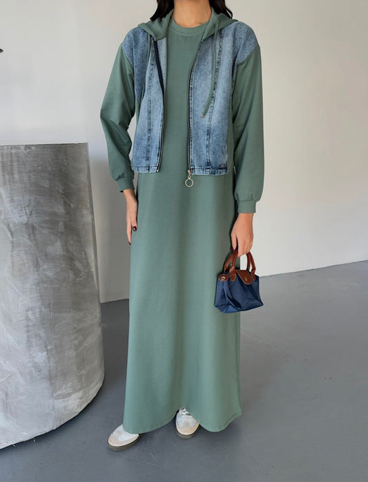 فستان أخضر زيتوني مع سترة جينز – Olive Green Dress with Denim Vest
