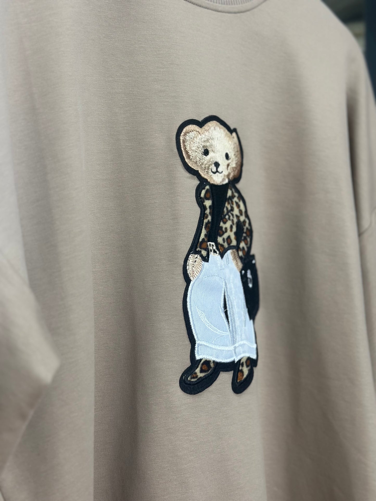سويت شيرت أنيق بتصميم دب عصري Stylish Sweatshirt with Trendy Bear Design (4 colours)