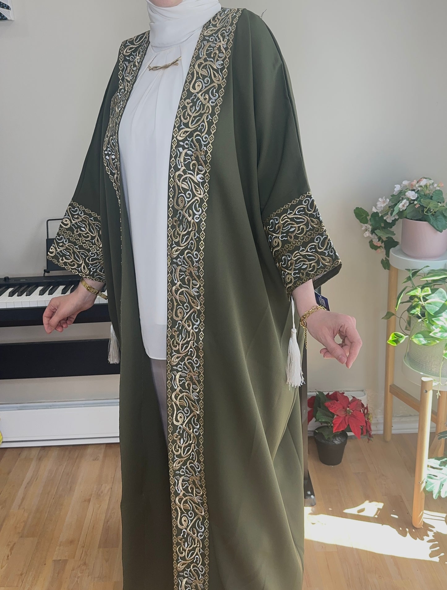 عباءة العيد ، بالخطوط والأحرف العربية (خط كامل) بكل حب وفخر✨ (٨ ألوان)