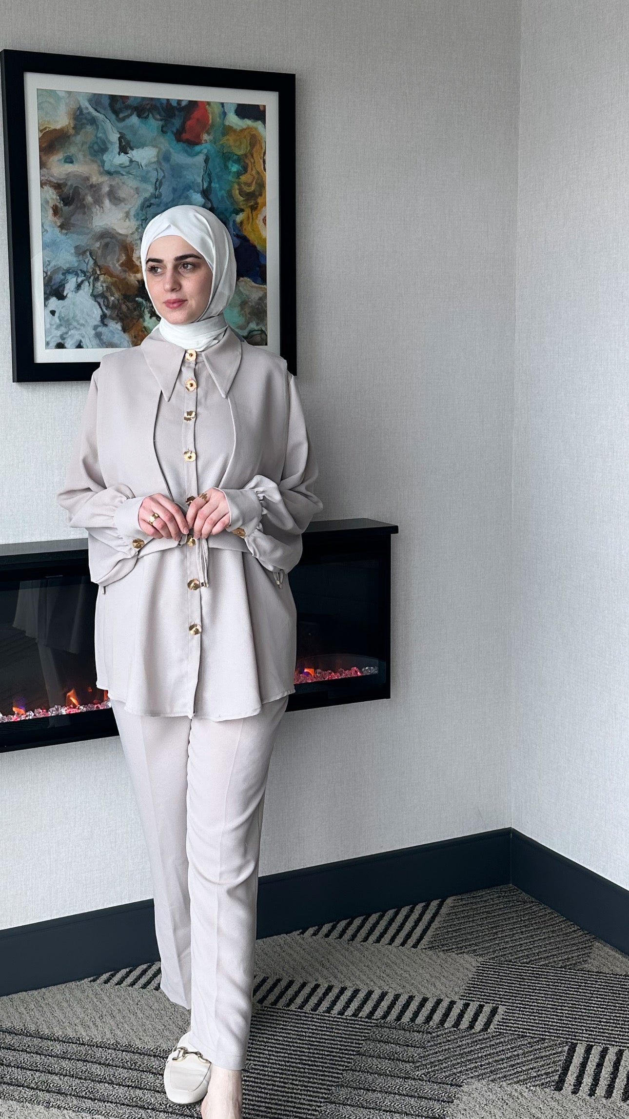 Elegant Beige Co-Ord Set with Vest and Button-Up Shirt طقم أنيق مكون من قطعتين بلون بيج مع فيست وقميص بأزرار وردية (ما بخايل)
