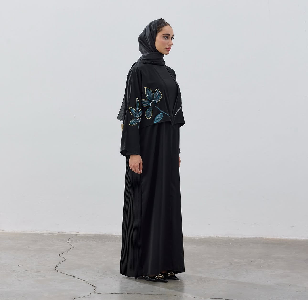 Hand-Painted Floral Abaya with Cropped Cape عباية مزينة برسومات يدوية للأزهار مع كاب قصير