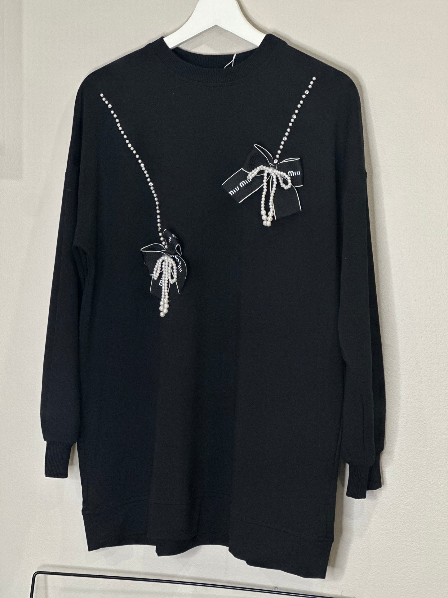 Sweatshirt with Pearl Details and Decorative Bows بلوزة بتفاصيل لؤلؤ وأربطة زخرفية