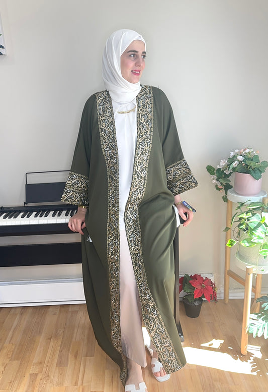 عباءة العيد ، بالخطوط والأحرف العربية (خط كامل) بكل حب وفخر✨ (٨ ألوان)