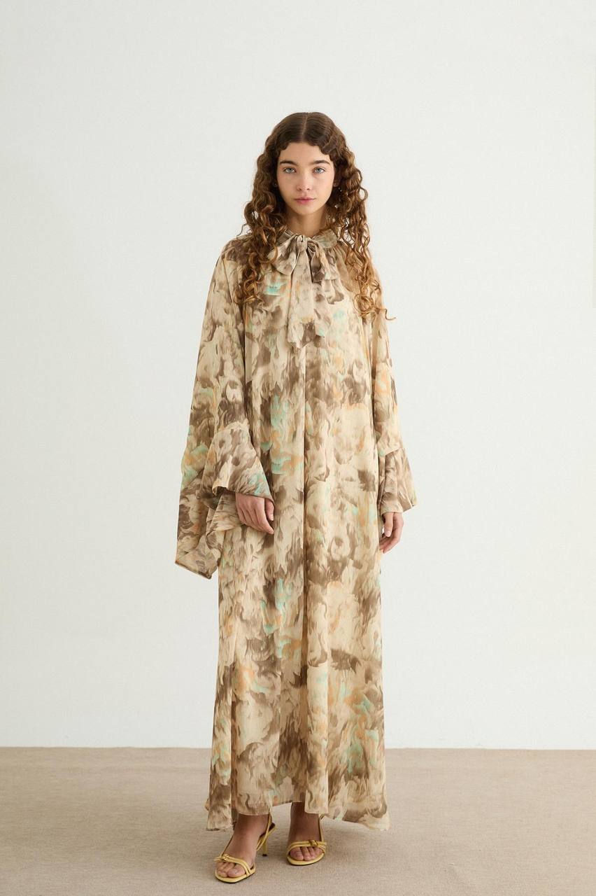فستان مبطن بطبعات وردية بألوان دافئة
Elegance in Softness: Floral Printed Dress in Warm Tones