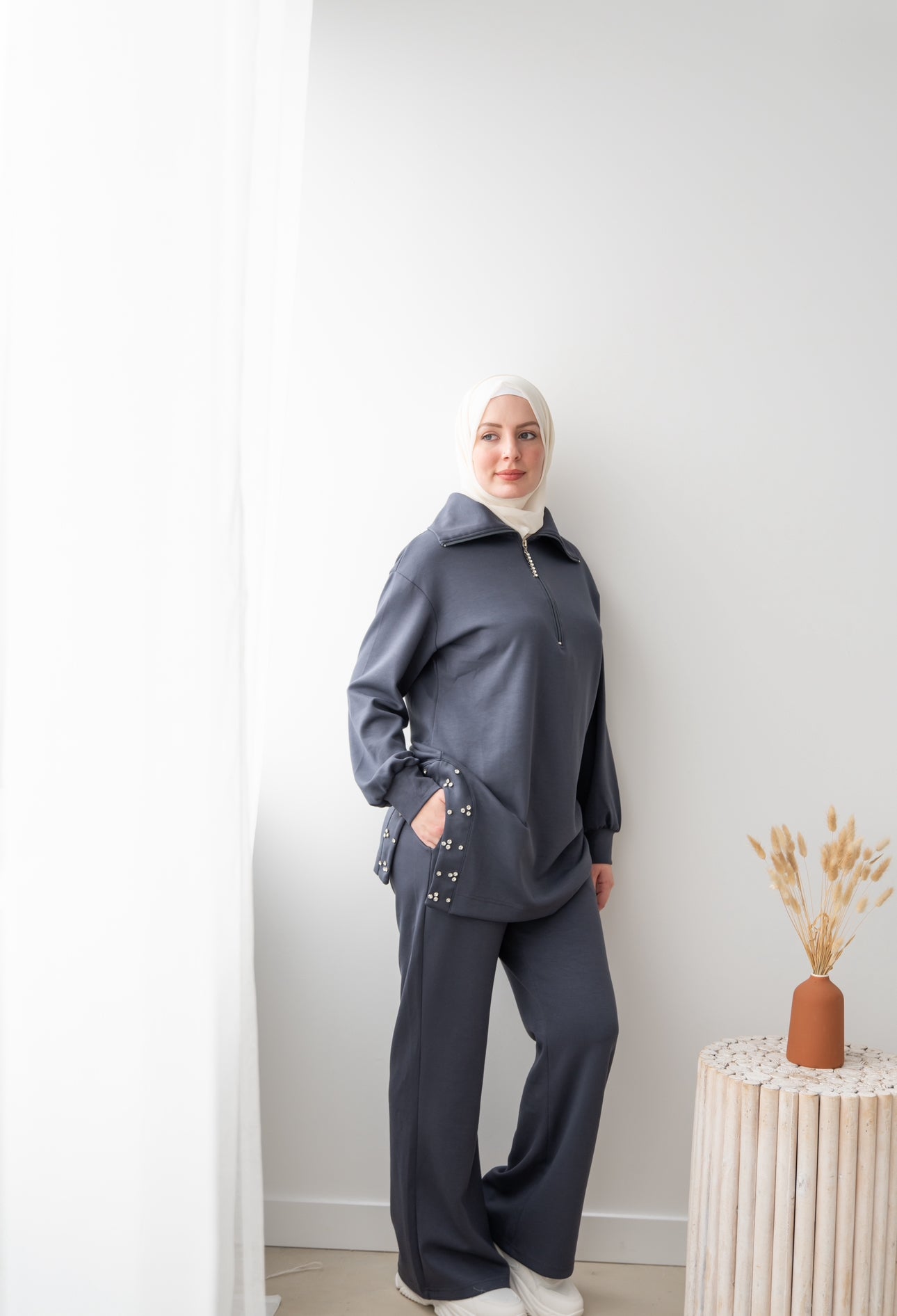 Elegant Pearl-Embellished Two-Piece Set
طقم من قطعتين مزين باللؤلؤ الأنيق