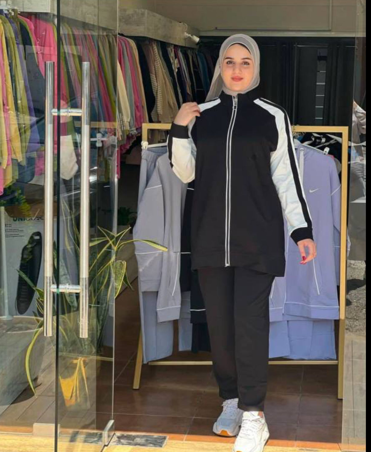 Stylish Tracksuit With Striped Sleeves بدلة رياضية أنيقة مع أكمام مخططة