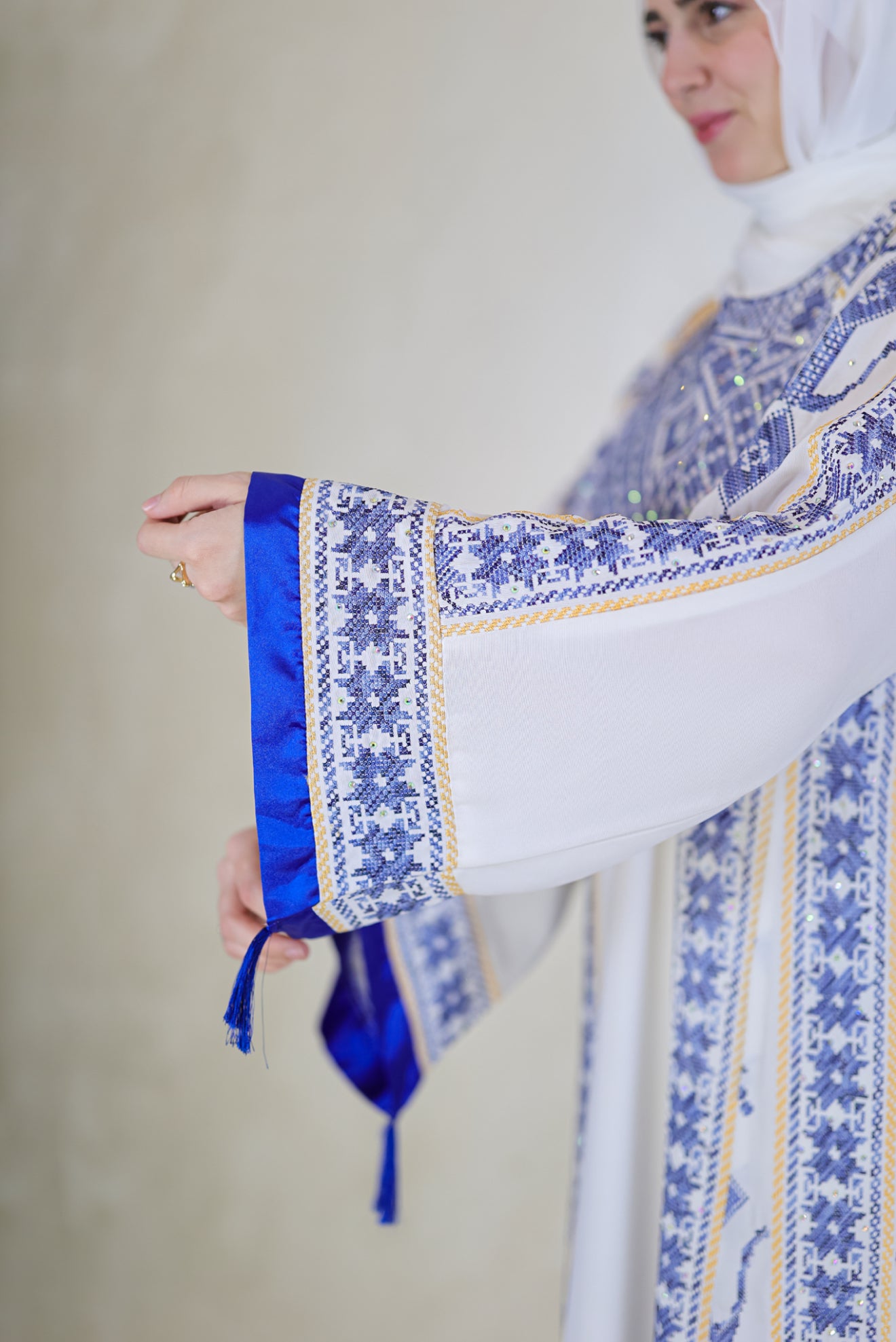 ثوب المرجان الأزرق – Thobe Al Marjan Al Azraq