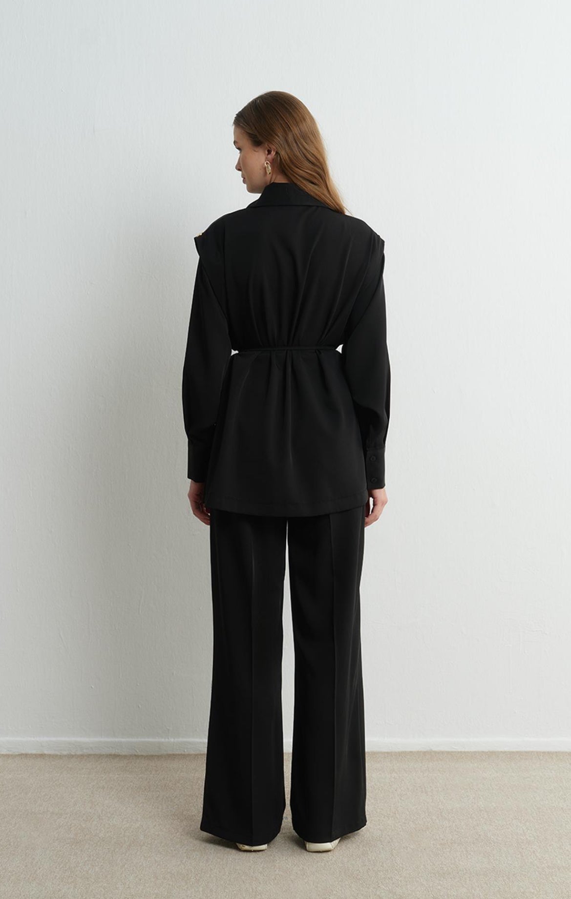 Elegant Black Co-Ord Set with Buttoned Vest and Belted Shirt طقم أنيق مكون من قطعتين باللون الأسود مع فيست بأزرار وقميص بحزام اختياري