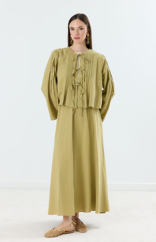طقم زيتوني بربطات أمامية وأكمام واسعة – Olive Tie-Front Set with Wide Sleeves (Light Linen)
