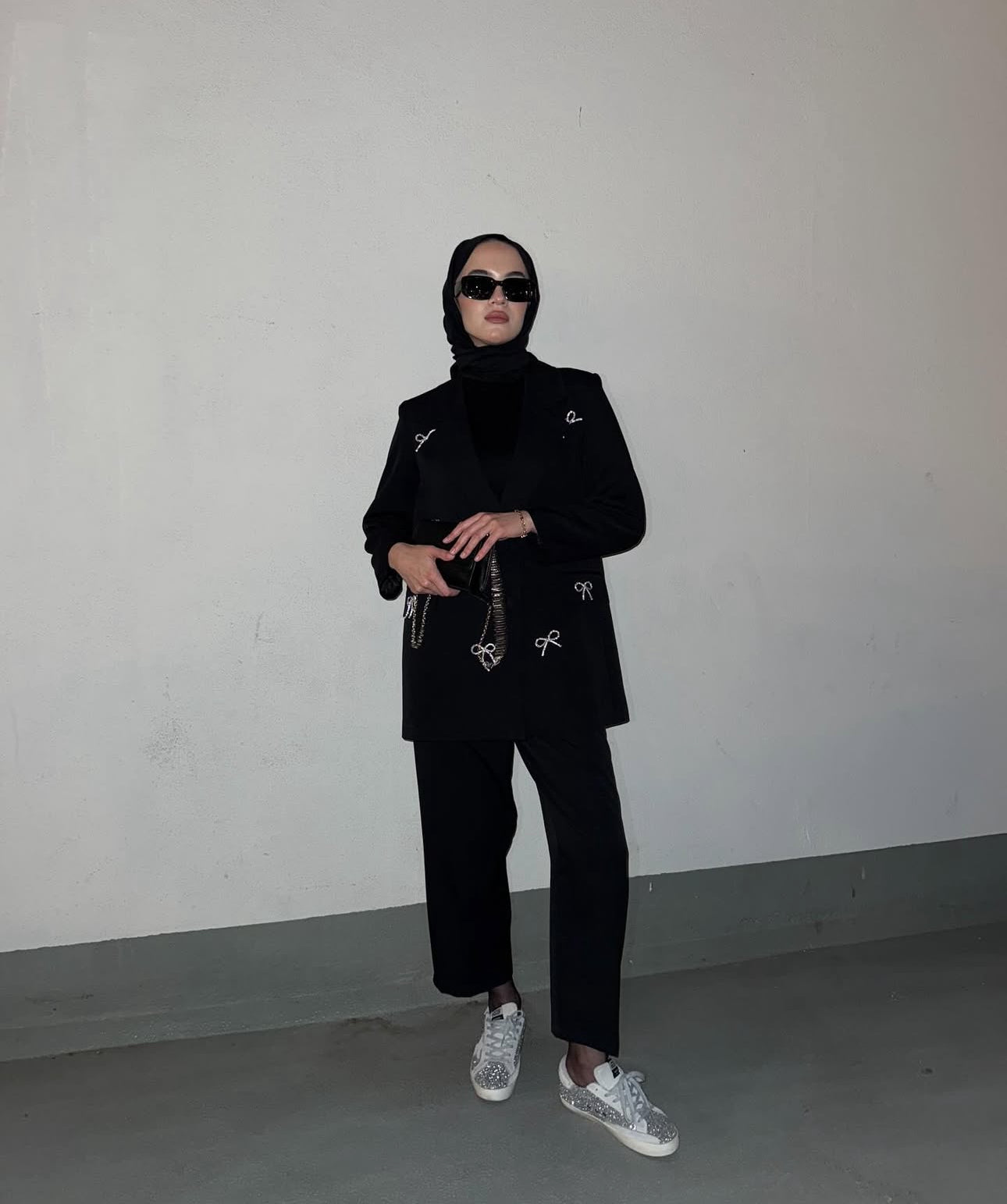 بدلة مزينة بعقد أنيقة
Elegant & Trendy Look: Suit with Chic Bow Details قطعتين (2pc Set)