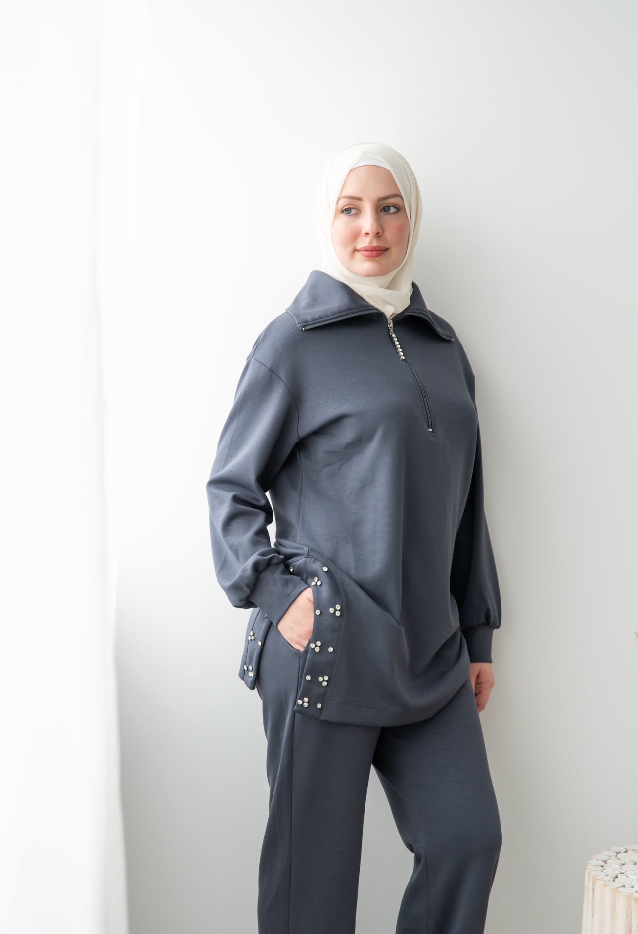 Elegant Pearl-Embellished Two-Piece Set
طقم من قطعتين مزين باللؤلؤ الأنيق