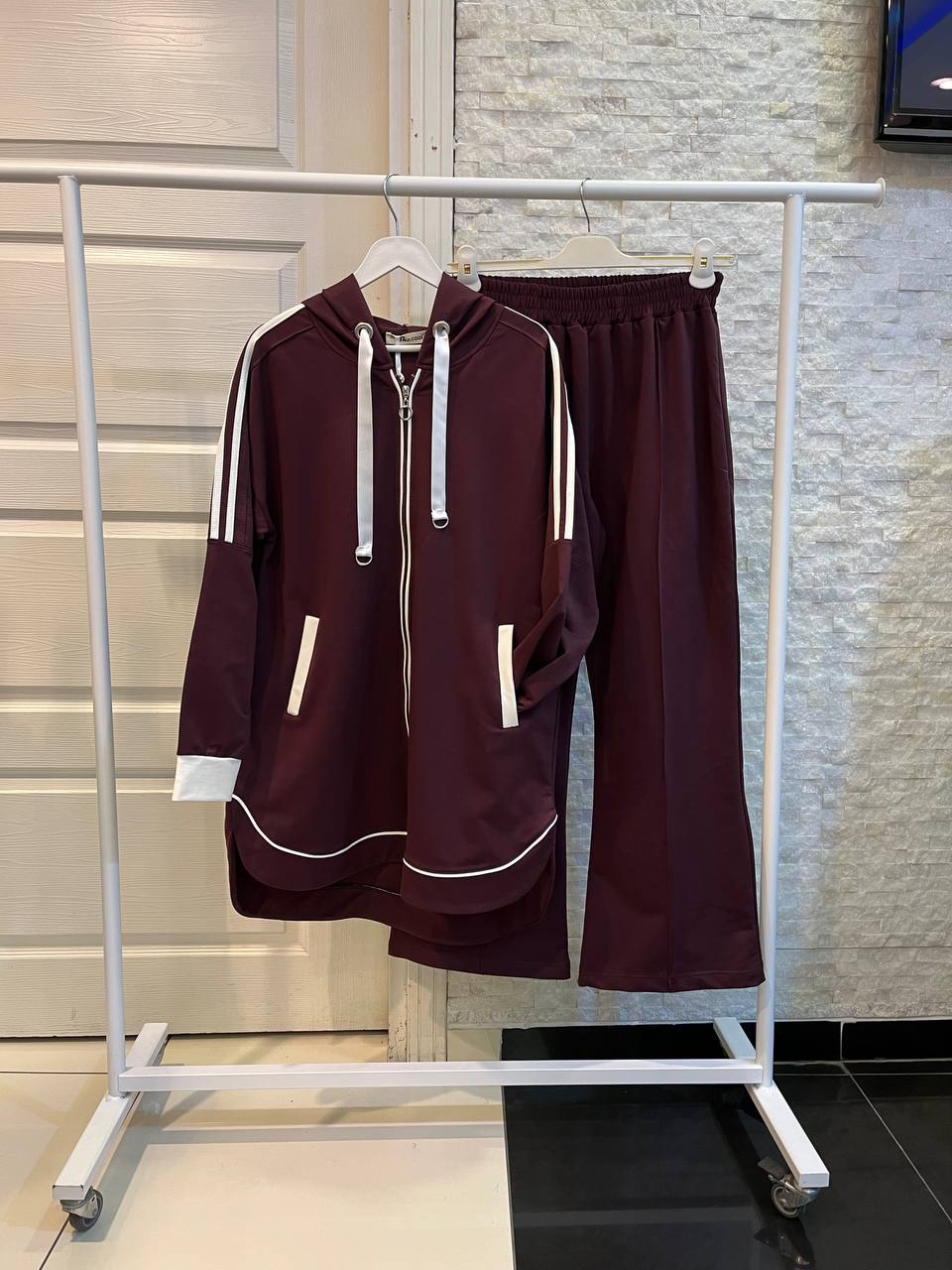 طقم رياضي كاجوال بلون خمري
Casual Women’s Sportswear Set in Maroon