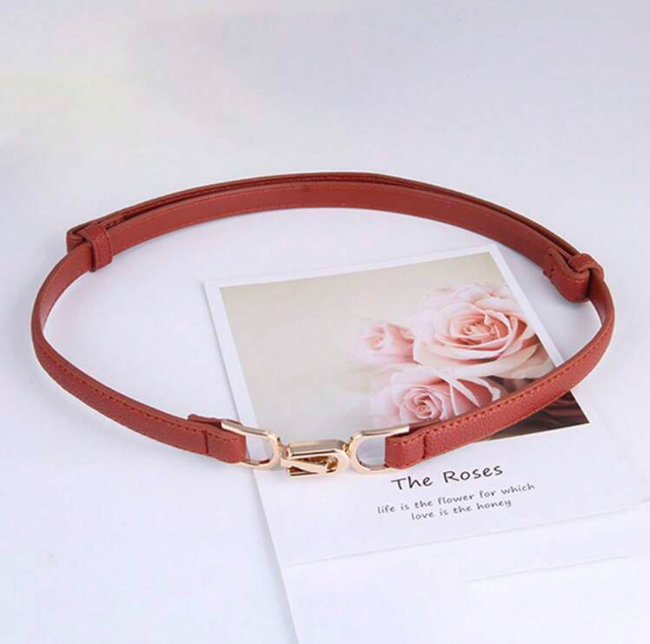حزام جلدي بني أنيق مع قفل معدني ذهبي
‏ Elegant Brown Leather Belt with Gold Metal Buckle