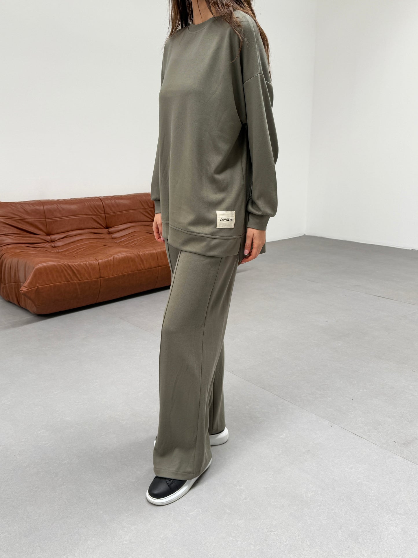 إطلالة أنيقة بكاجوال مريح | Chic and Comfortable Casual Look (1 colour)