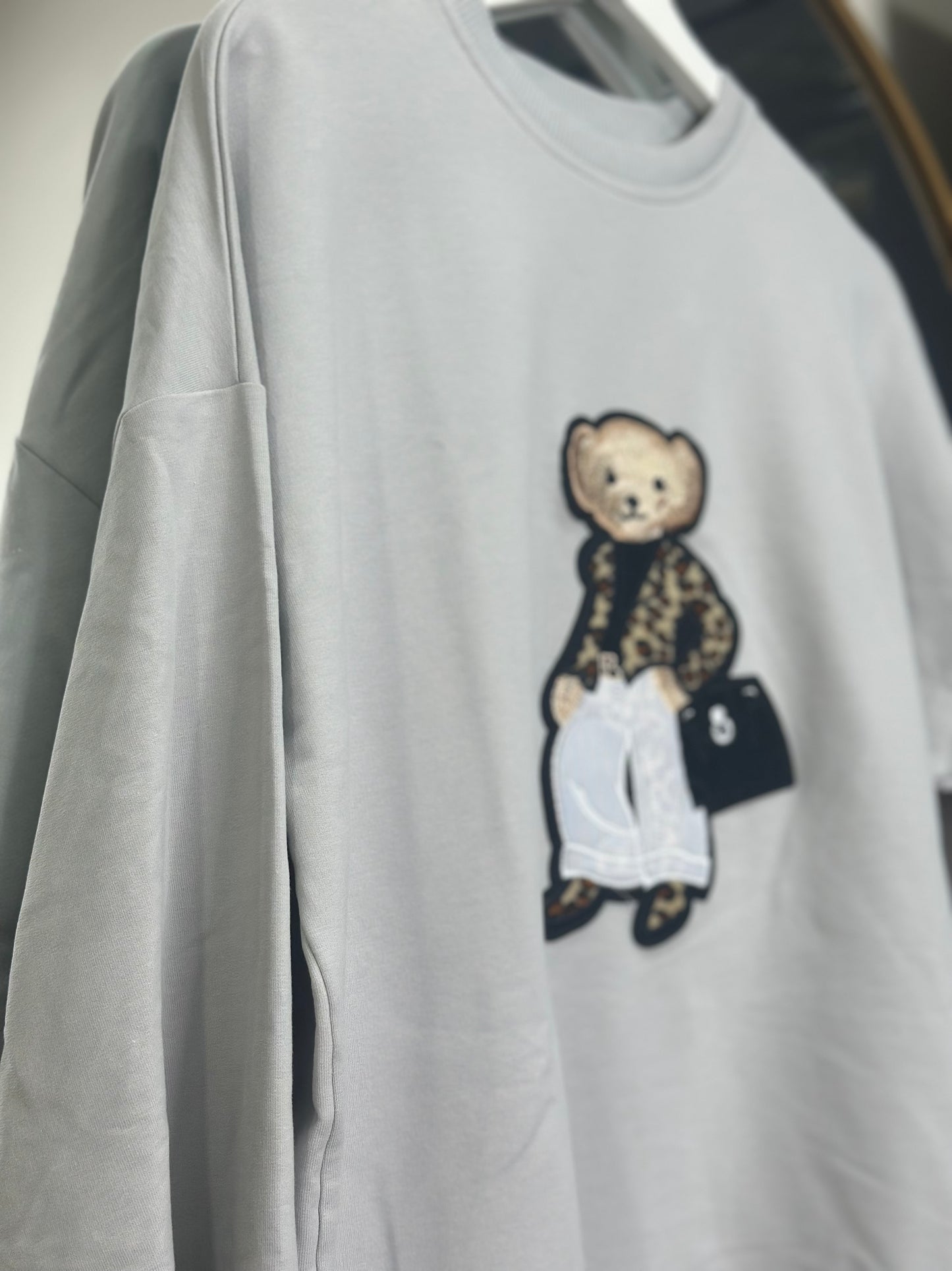 سويت شيرت أنيق بتصميم دب عصري Stylish Sweatshirt with Trendy Bear Design (4 colours)